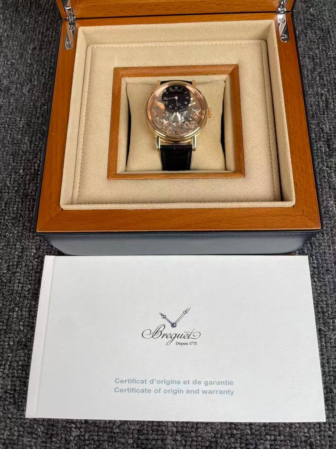 May be an image of wrist watch and text that says 'Wد Areguelo 775 Depais Depais Certificat d' origine et de garantie Certificate of origin and warranty'