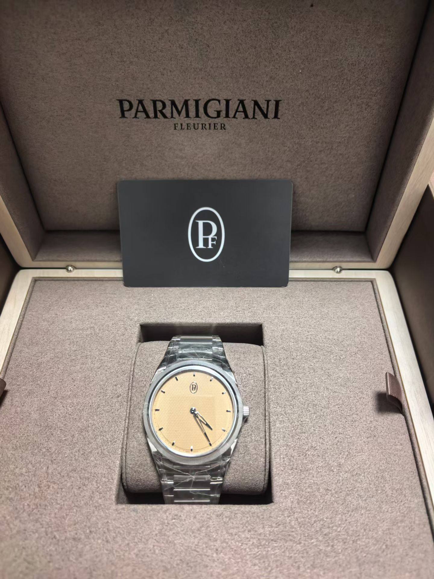 May be an image of wrist watch and text that says 'R 1 Đ'