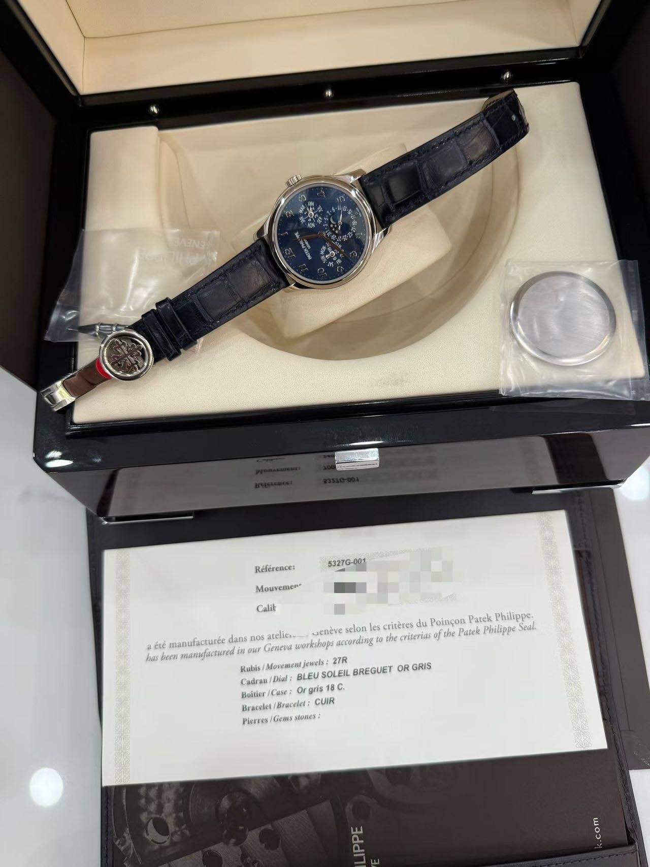 May be an image of wrist watch and text that says 'Réfiésence: 5327G-001 Mouvemer Calik critère du Poincon Patek Philippe. uenéve selon criterias the tiie Putek Philippe Seatl. Δέν…