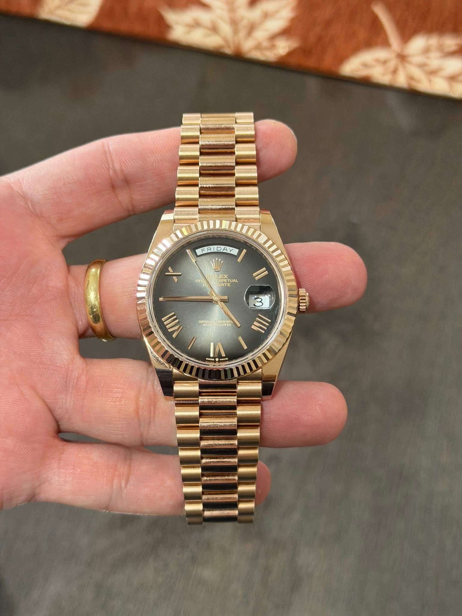 May be an image of wrist watch and text that says 'FRIDAY ۳ ၆ 版. II 0 «TOЙ m IIII III 山'