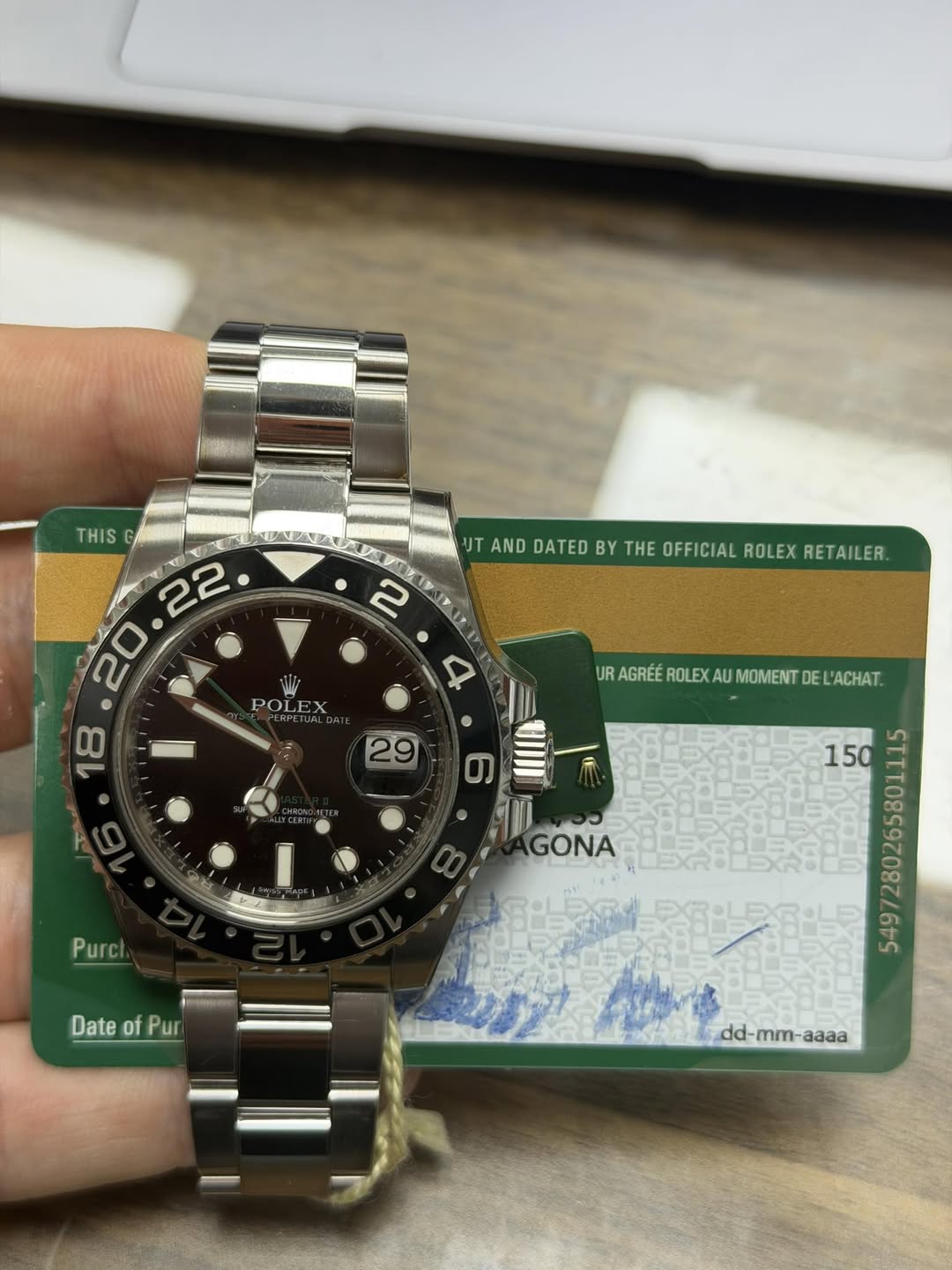 May be an image of wrist watch and text that says 'UT AND DATED BY THE OFFICIAL ROLEX RETAILER. THIS 東雲 バリ NZ W POLEX PO 18 2 UR AGRÉÉ ROLEX AU MOMENT DE L'ACHAT. Purci Pu GONA 150…