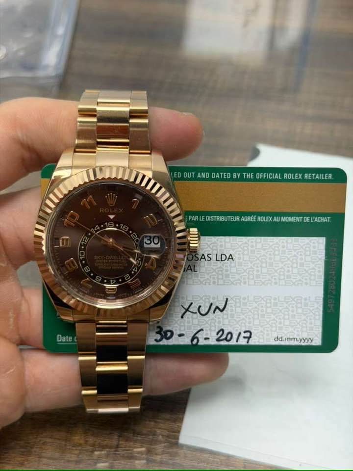 May be an image of wrist watch and text that says 'EDOUTADATEDETEOFEE ED OUT AND DATED BY THE OFFICIAL ROLEX RETAILER. FPARIEDSTRUTERAOREA TRIBUTEURA AGRÉÉ ROLEX AU MOMENT DE…