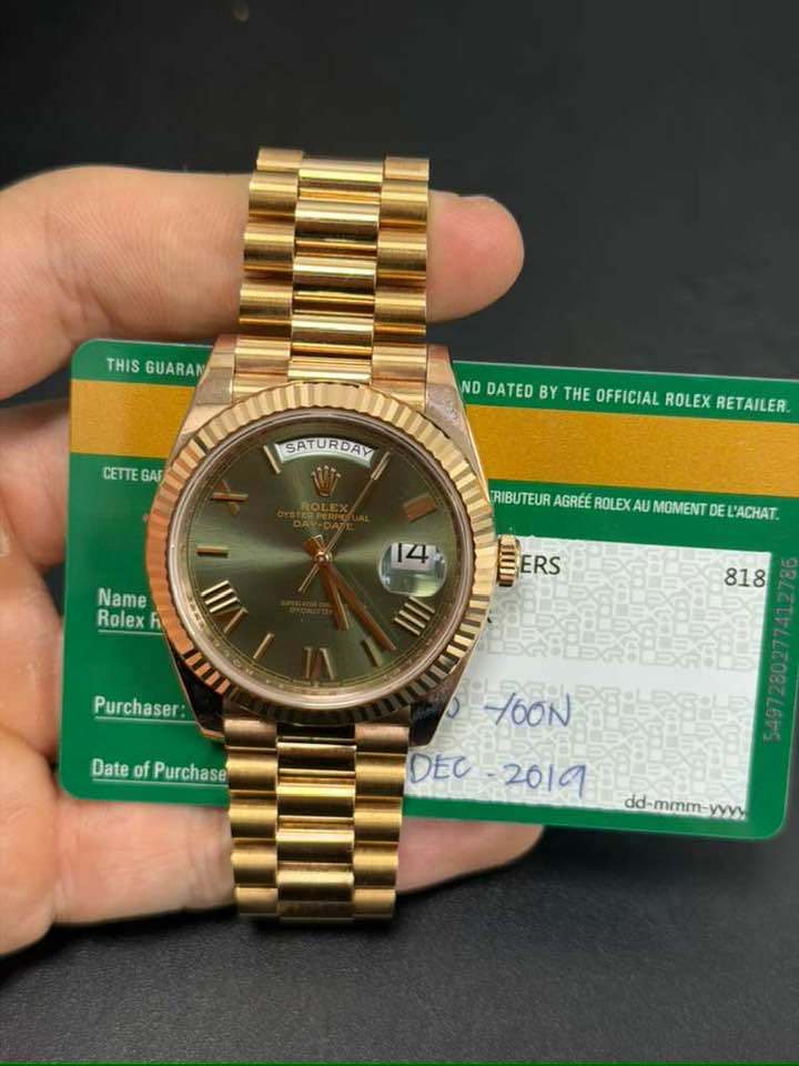 May be an image of wrist watch and text that says 'THISGUARAN THIS GUARAN CETTE GAF ND NO DATED BY THE OFFICIAL ROLEX RETAILER SATURDAY RIBUTEUR AGRÉÉ ROLEX AU MOMENT DE L'ACHAT.…