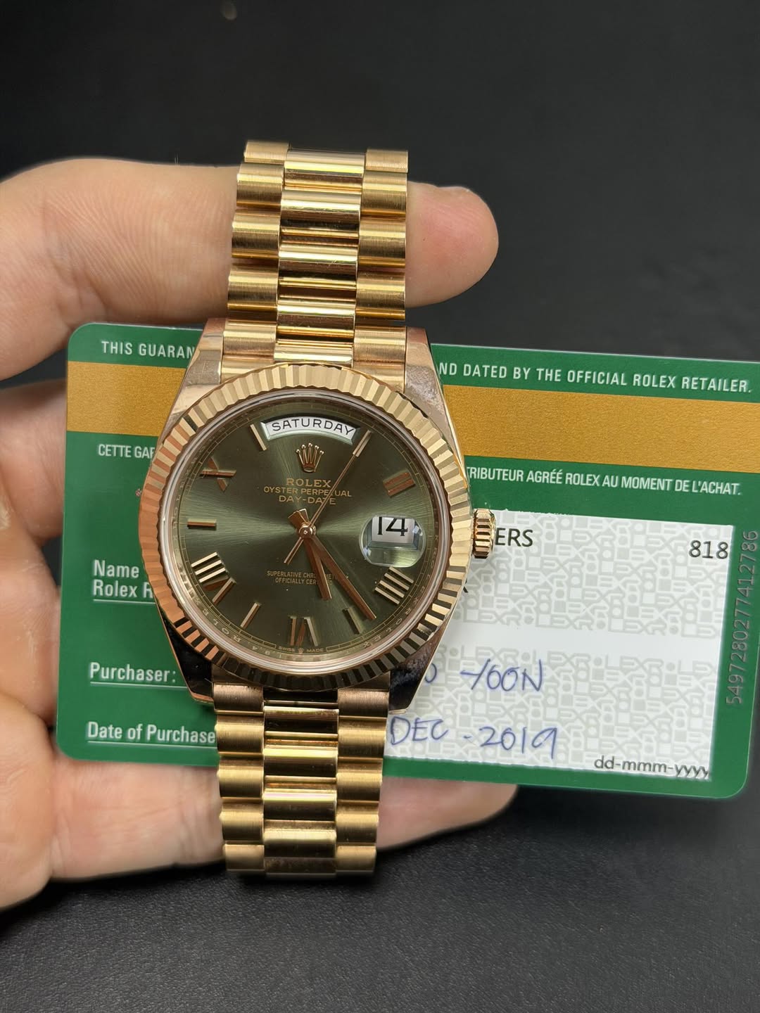 May be an image of wrist watch and text that says 'THIS GUARAN CETTE GAF ND DATED BY THE OFFICIAL ROLEX RETAILER. SATURDAY TRIBUTEUR AGRÉÉ ROLEX AU MOMENT DE L'ACHAT. Name Rolex A…