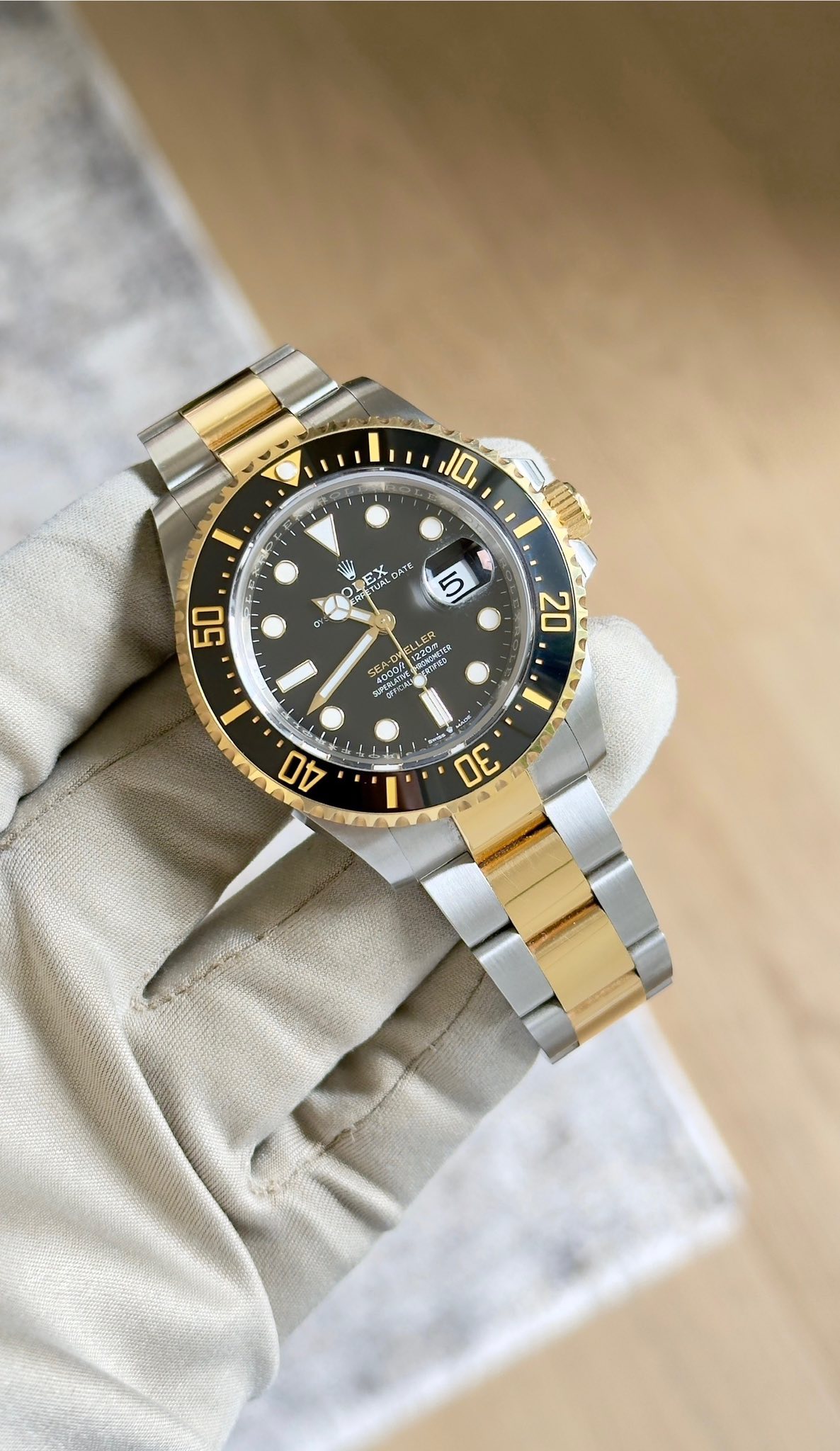 May be an image of wrist watch and text that says '10 üm ውትት DATE DATE 인 o DEX D 50 20 1220m 한케이 1 ا ትን 40 I 30'