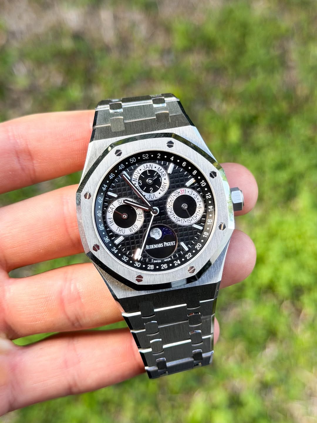 May be an image of wrist watch and text that says ' V OV 3 MAR 0 6 8 10 ن 12 2 RAP UL ያ G ነት WED WE g5 3g 32 2ቁ 96 D 8i AUUEMARS PuET Iawia 28 26'