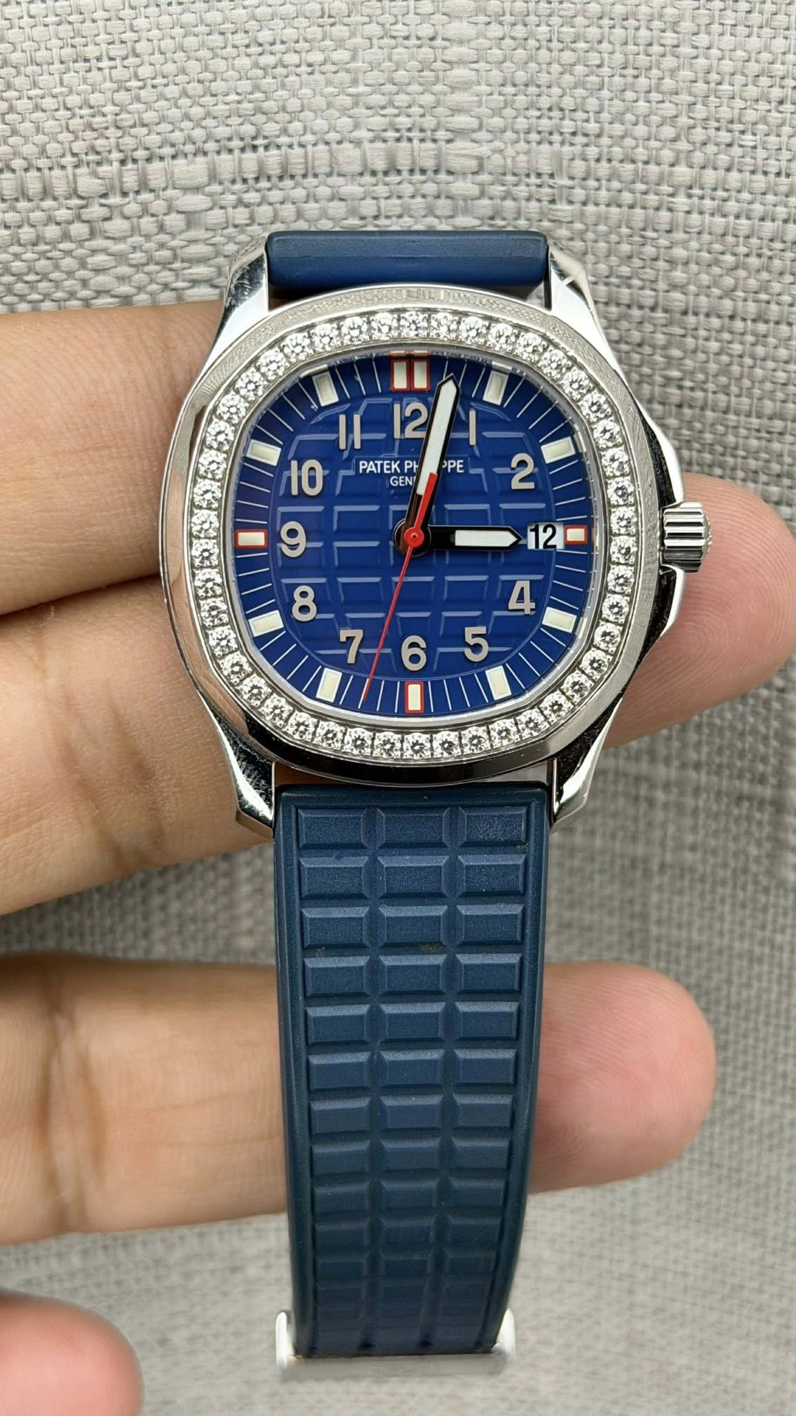 May be an image of wrist watch and text that says 'II 12 I 10 PATEKP PATEKE--2 . 3PE GEN 2 9 12 ထ '