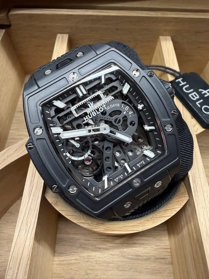 May be an image of wrist watch and text that says 'm HUBLOTODAYS ូ Ce HUBLO 10 DAYS 3.6. .6 μμιο HUBLO ب MADE SWISS'