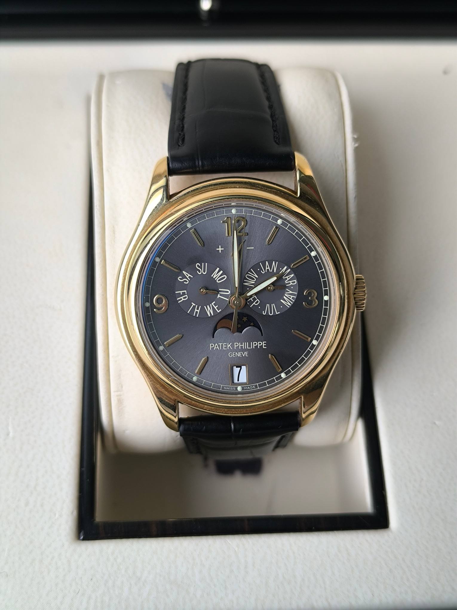 May be an image of wrist watch and text that says '1 + SU MO တ် O AЛ MAR AHИA ות PATEKPHILIPPE PATEK PHILIPPE GENEVE Es LIMEA 분전'