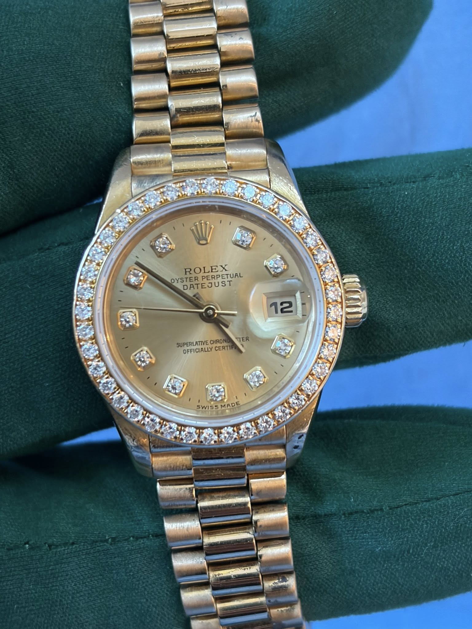 May be an image of wrist watch and text that says 'タ W ROLEX PERPETUAL OYSTERPERPETUAL TUAL OYSTER DATEJUST DATE 12 SUPERLATIVE CHRON SUTEER CHRONE TER OFFICIALLY CERTI SWISSMAD…