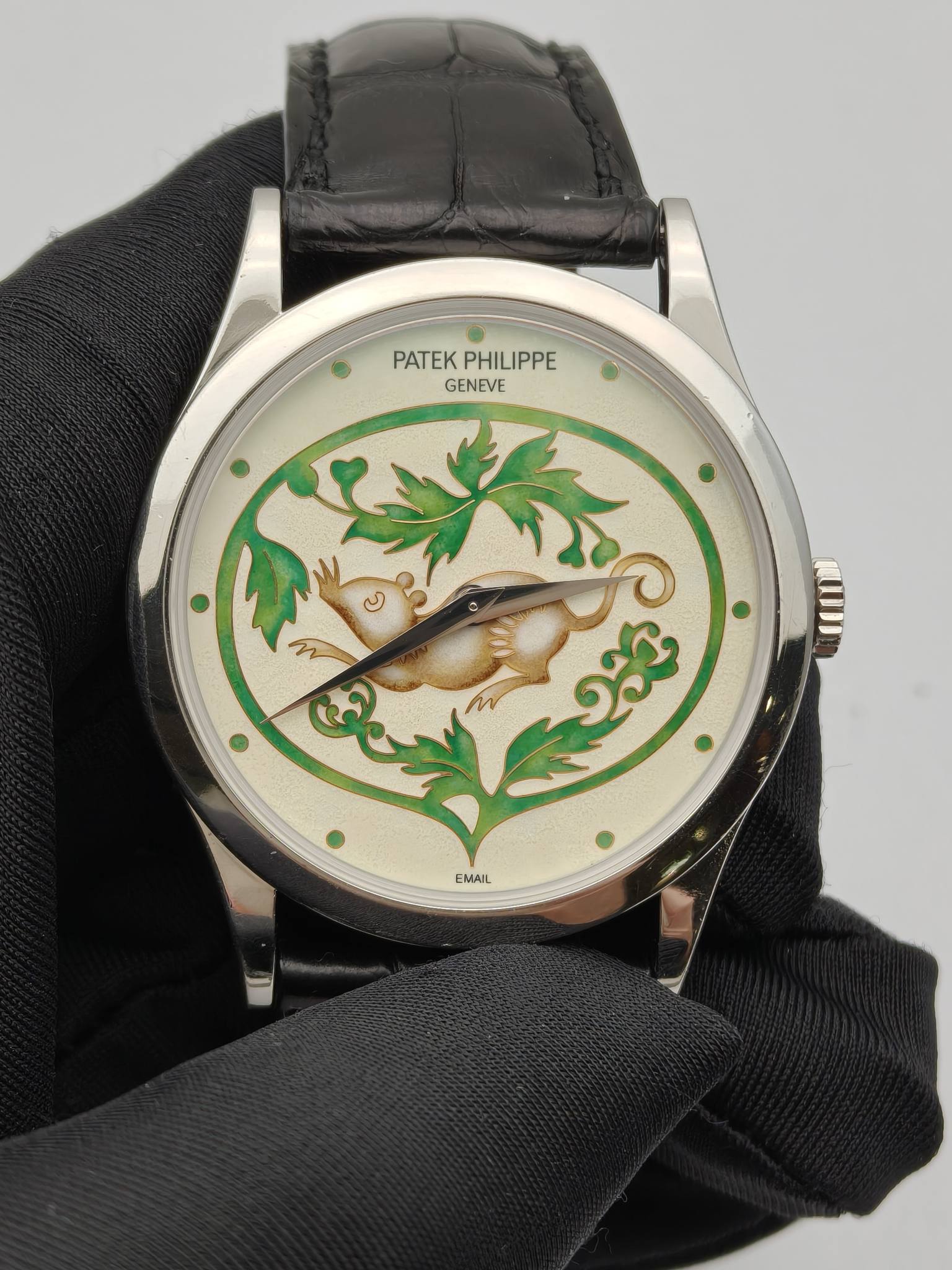 May be an image of wrist watch and text that says 'PATEK PATEKPHILIPPE PHILIPPE GENEVE ១០ EMAIL'