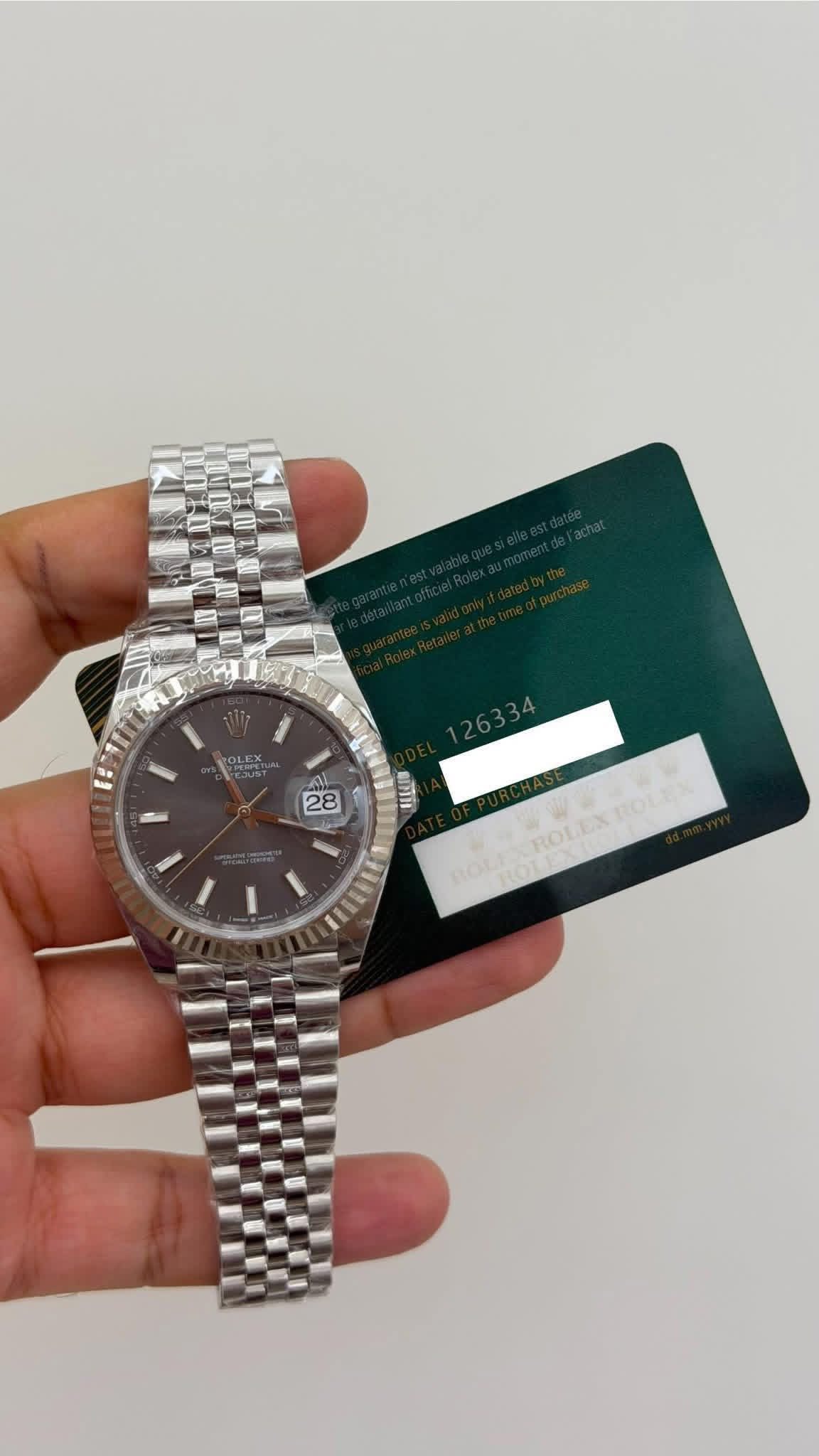 May be an image of wrist watch and text that says 'LEX 28 28 TL חווות 红'