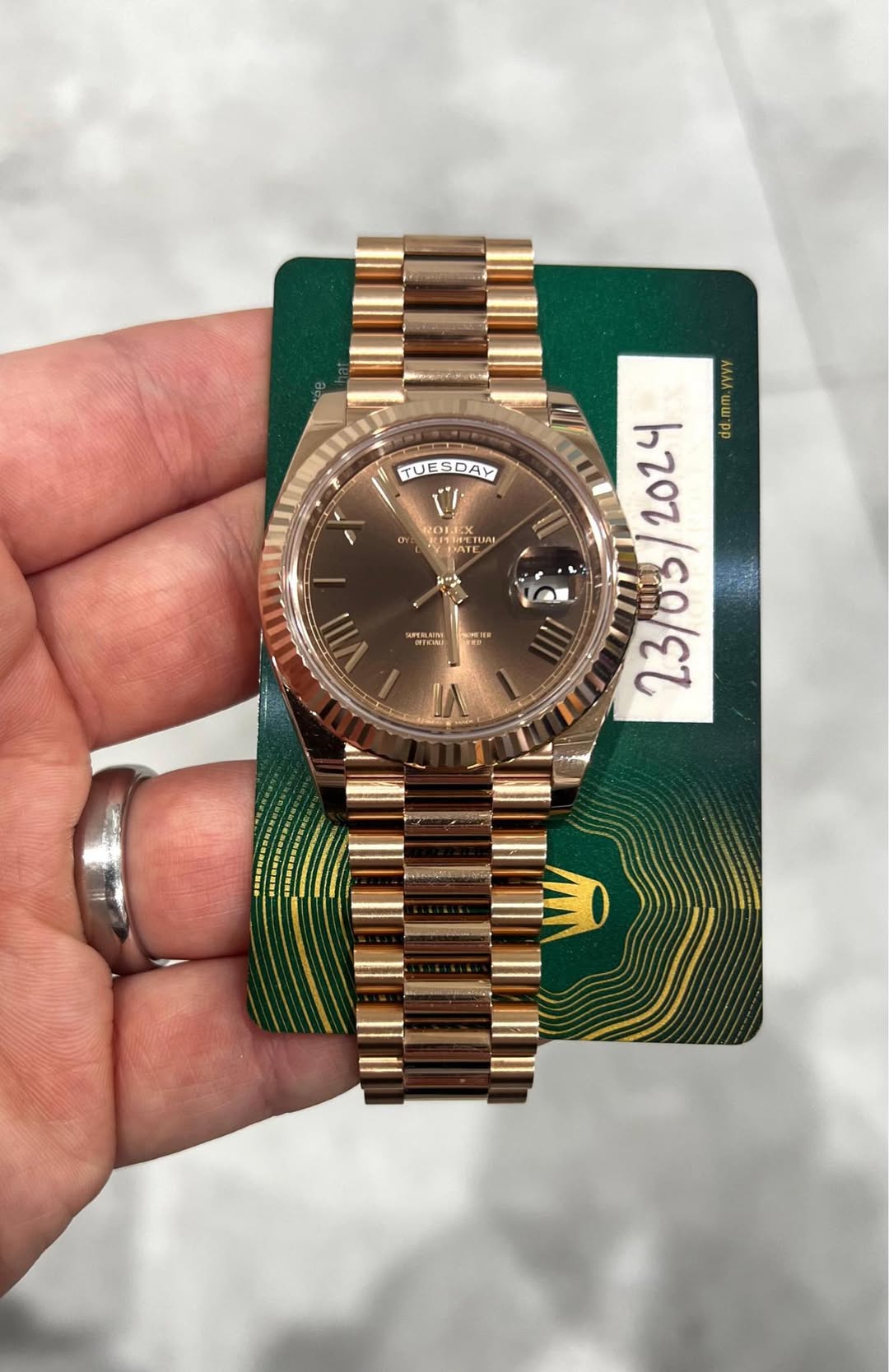 May be an image of wrist watch and text that says 'TUE TUESDAY DAY T IAI ጀን 속 d.mm.yyvy hzoz る h20z/80/22 dd. 23/03 TETER VI'