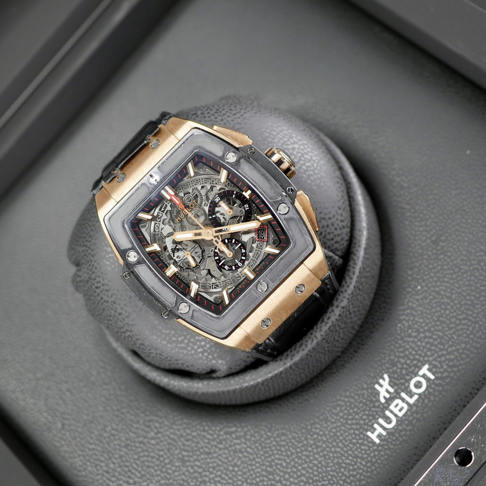 May be an image of wrist watch and text that says 'A A く さじ 17 5 1 i P L Ca 87 6 6+ 수 6 6 5 HUBLOT μυτδιατ ዞዞ'