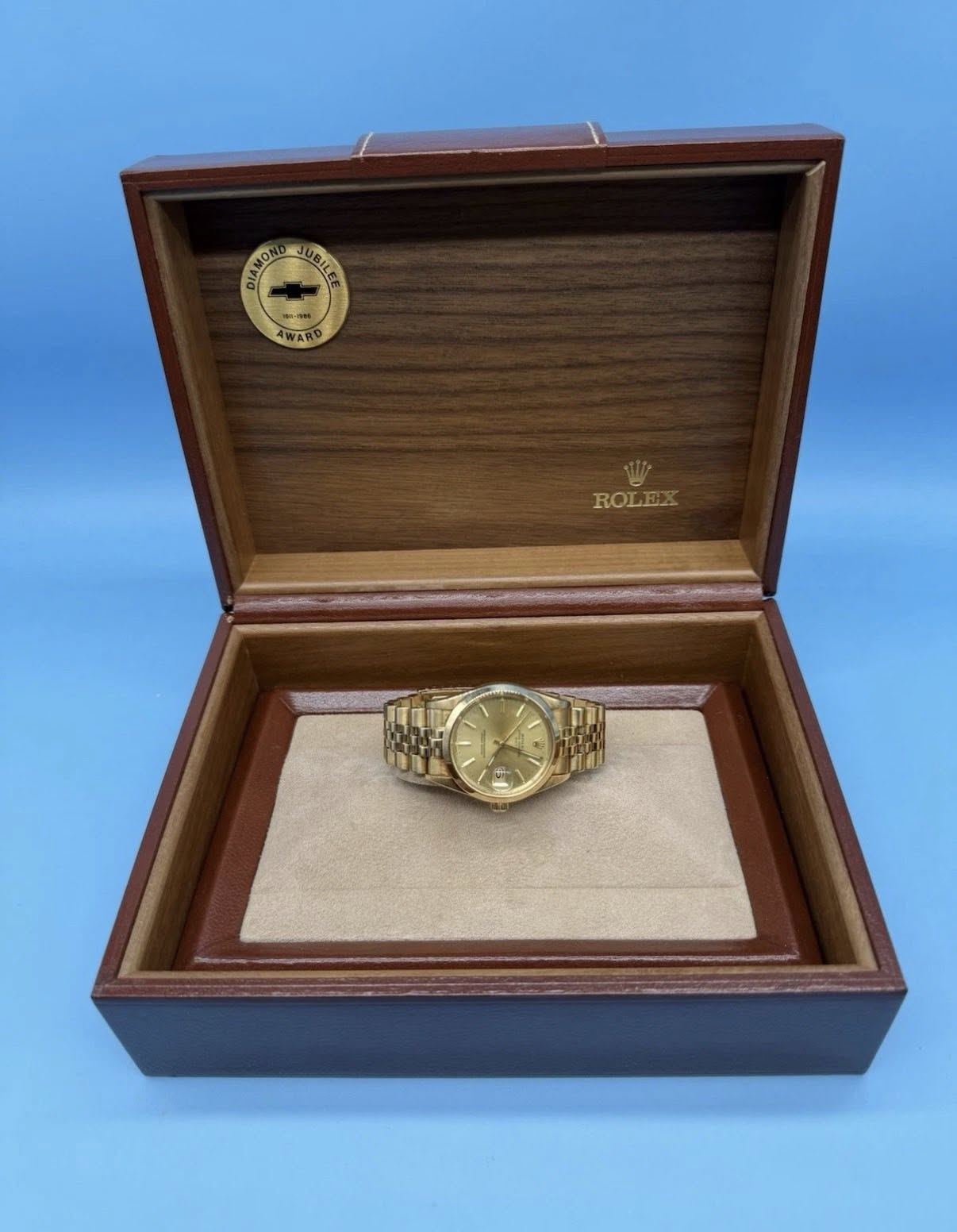 May be an image of wrist watch and text that says 'บล BIL DIAMON MON DIAMO WA ROLE RO'