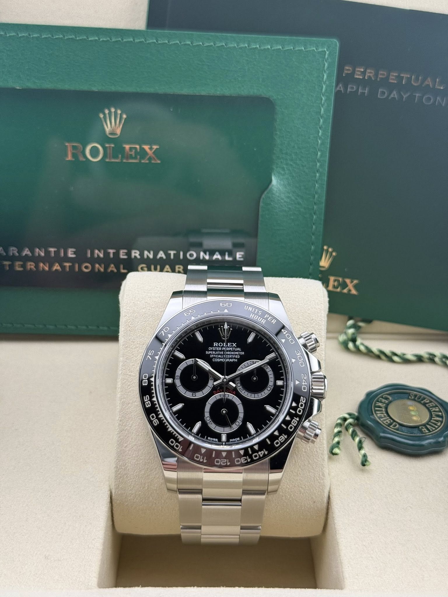 May be an image of wrist watch and text that says 'APH APHDAYTOM DAY DAYTON PERPETUAL ROLEX ANTIE INTERNATIONALE CRNATIONAL RNAT GUAR 60 65 EX 70 75 ROLEX UNITSPER UNITS HouR PER…