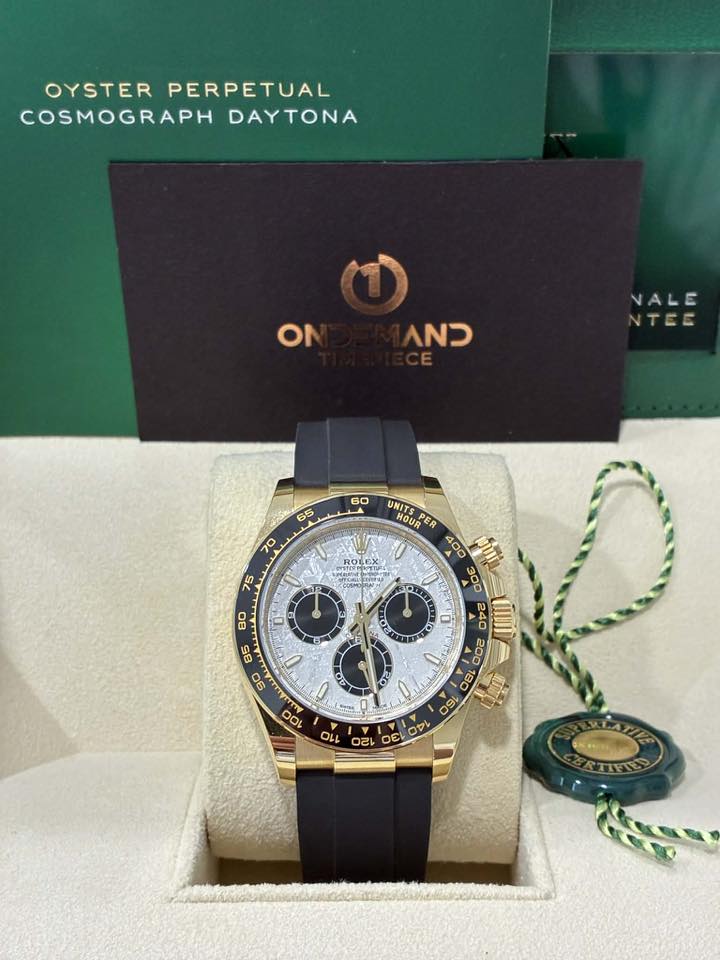May be an image of wrist watch and text that says 'OYSTER PERPETUAL COSMOGRAPH DAYTONA ON כמח 60 65 70 ROLEX 75 0 ل d n 無 UNIT UNITSPER HOUDER 400 "ាប៉េរ 300 0 UUD O 200 E । 12…