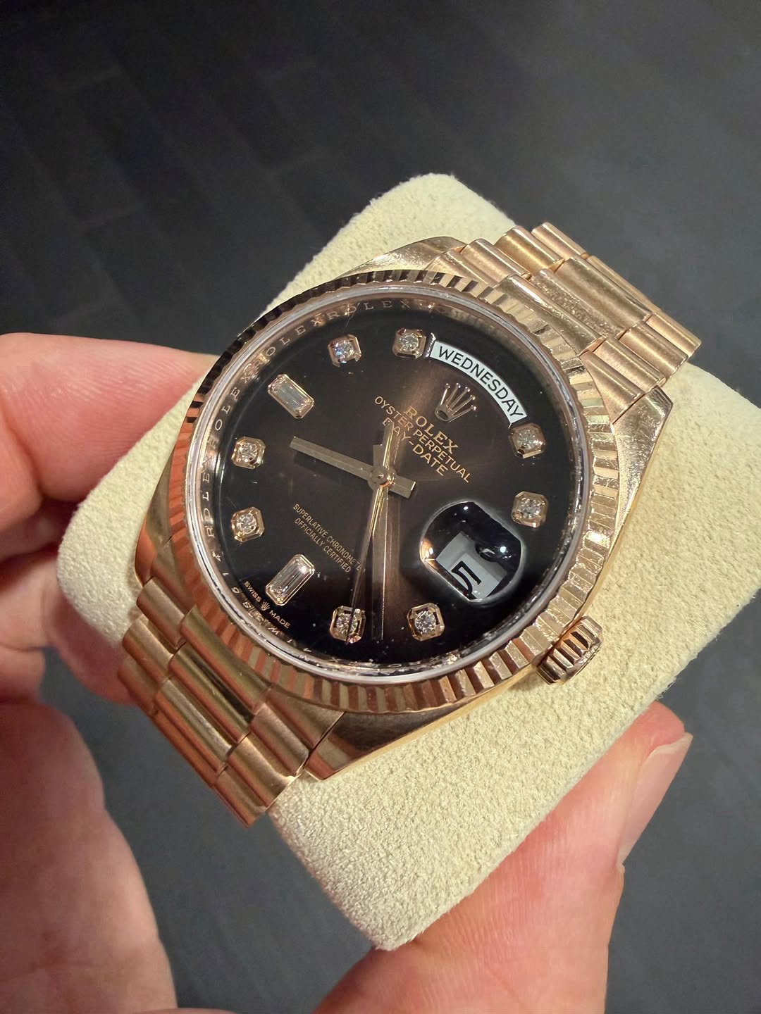 May be an image of wrist watch and text that says '00 7:t ROLEX ROLEXTUAL LEX RO WEDNESDA PERPET DAT ERPETUAL UAL A会を Sr 5'