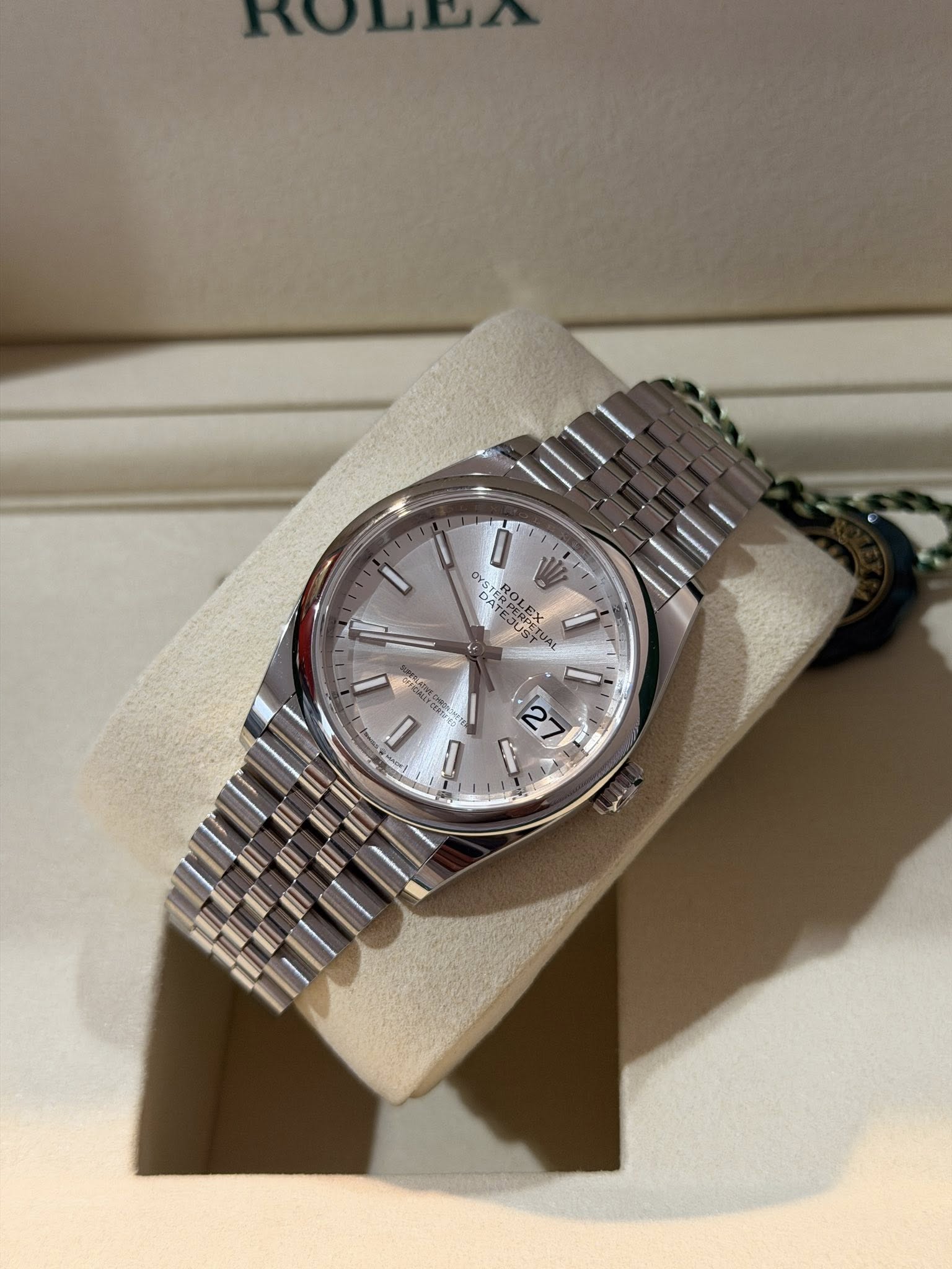 May be an image of wrist watch and text that says 'OY ERPERPETU ROLEX AEX ERPETUA UETUA 2 U ن 一'