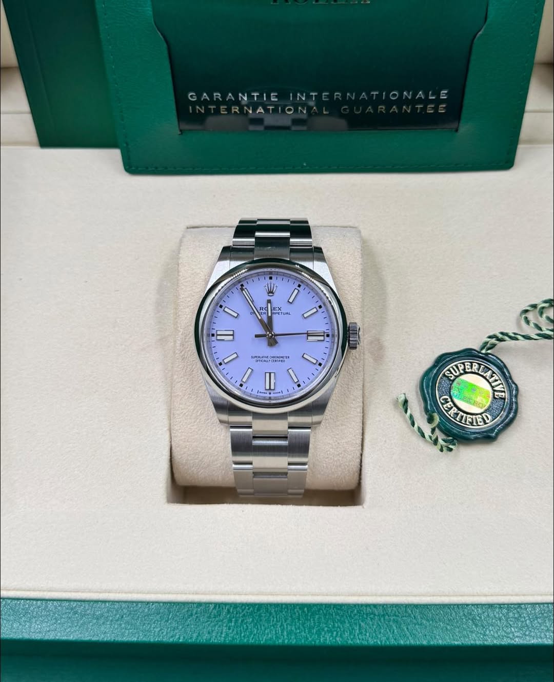 May be an image of wrist watch and text that says 'CARANTIEINTERNATIONALE NA GARANTIE GARANTIEINTERNAT TIGINTERNATIONALE INTER TIONALE E NTERNATION W T oAome 。 I ad EETUAL ETURL…