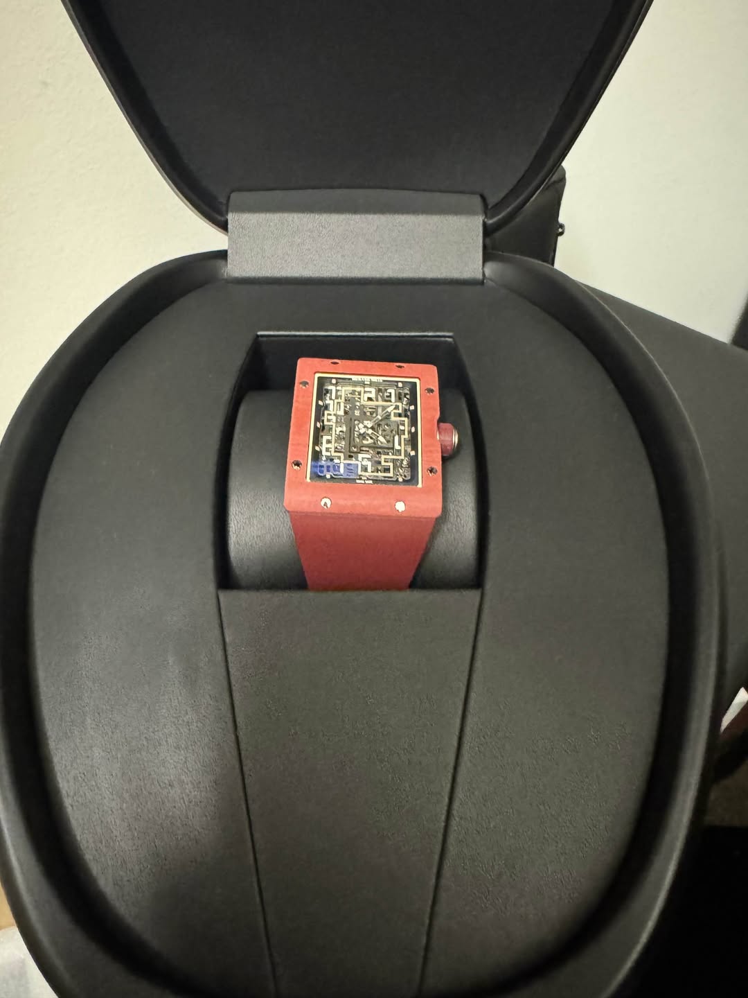May be an image of digital watch and text that says 'ምተ 中'