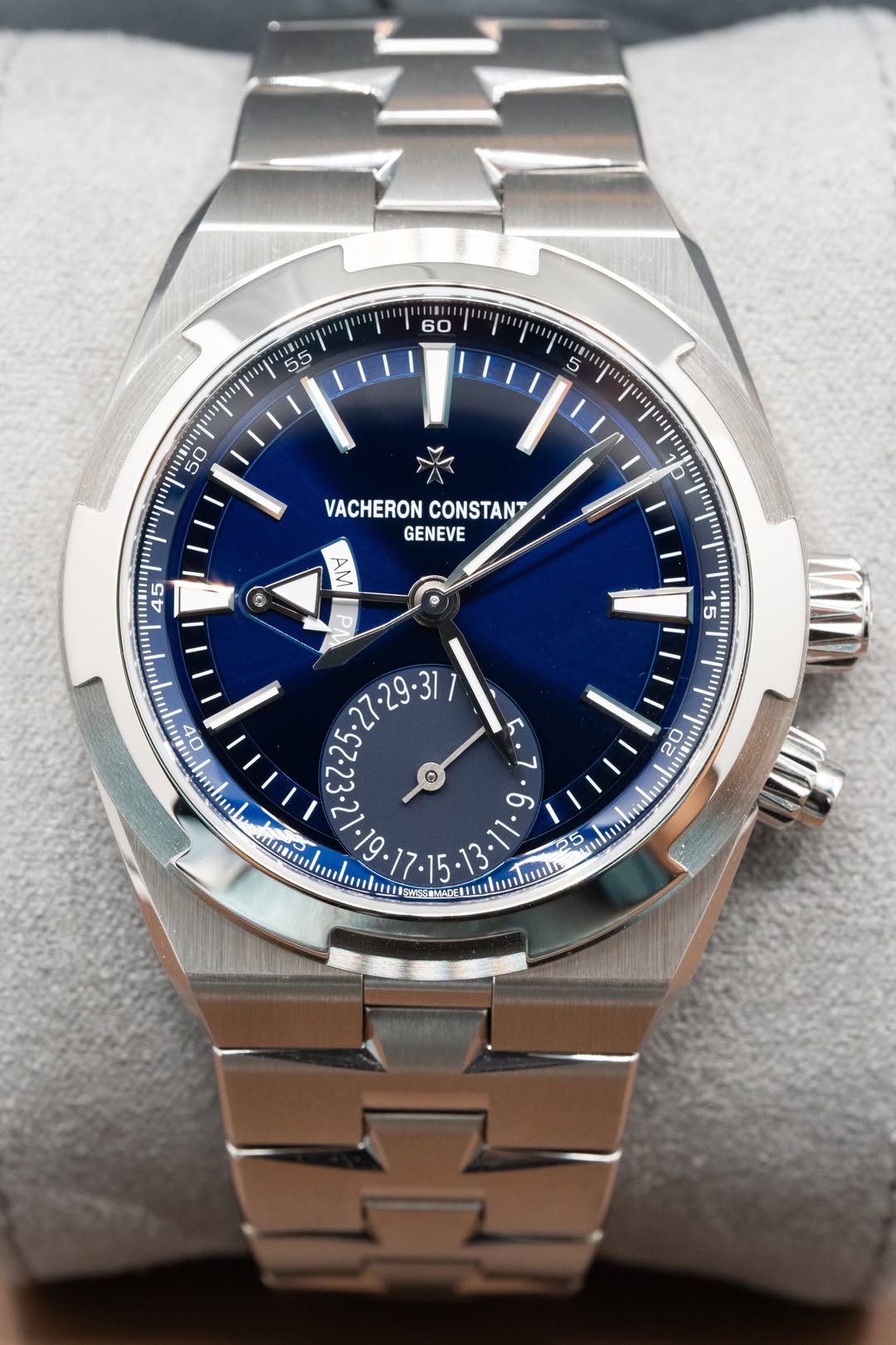May be an image of wrist watch and text that says 'αιήeT 60 မ 55 יוייןי 50 VACHERON VACHERONCONSTANT CONSTANT GENEVE 10 45 DV AM G อ่นิบ '