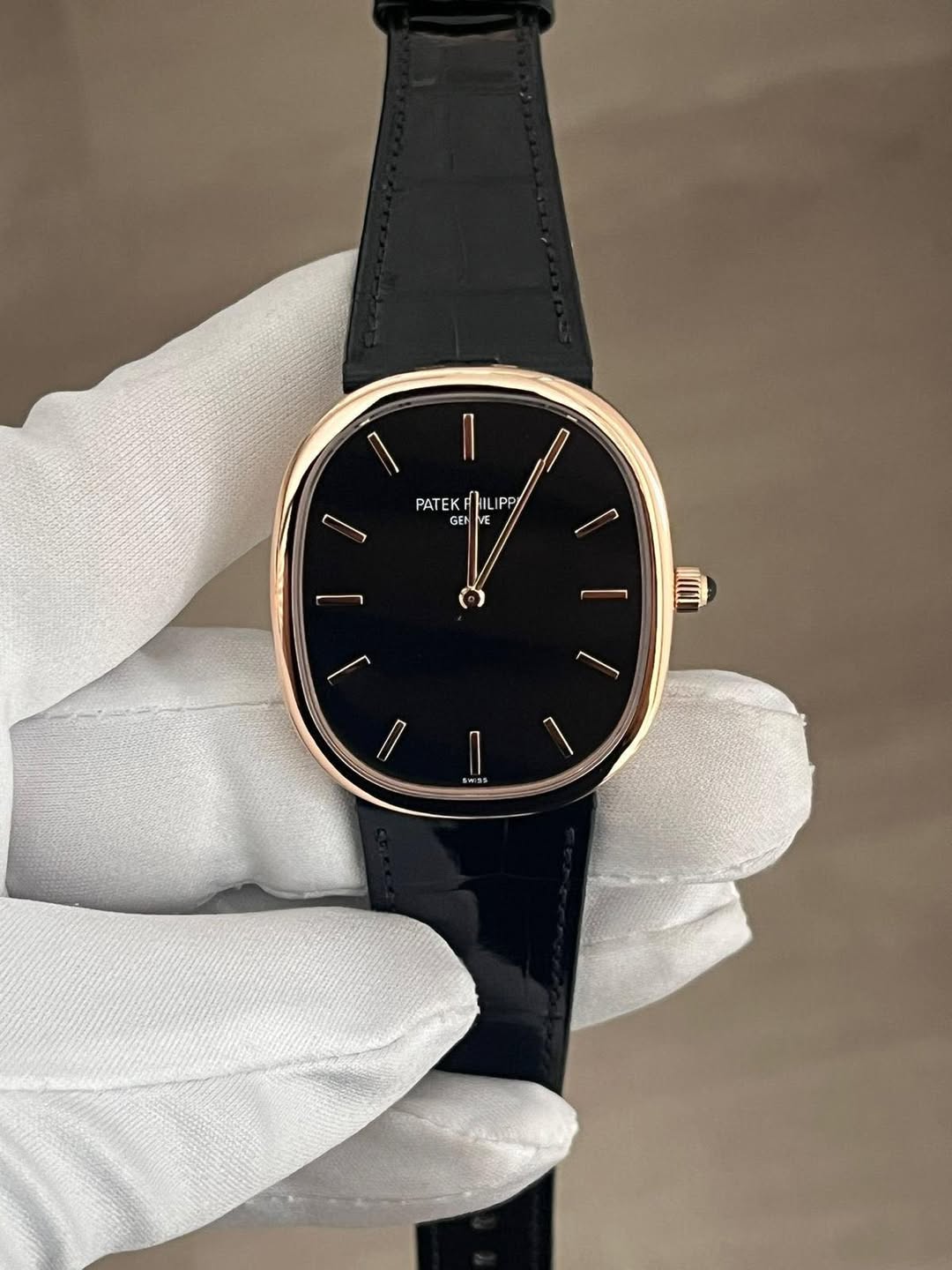 May be an image of wrist watch and text that says '| PATEK F F IPP GEN E 0 I 0 K'