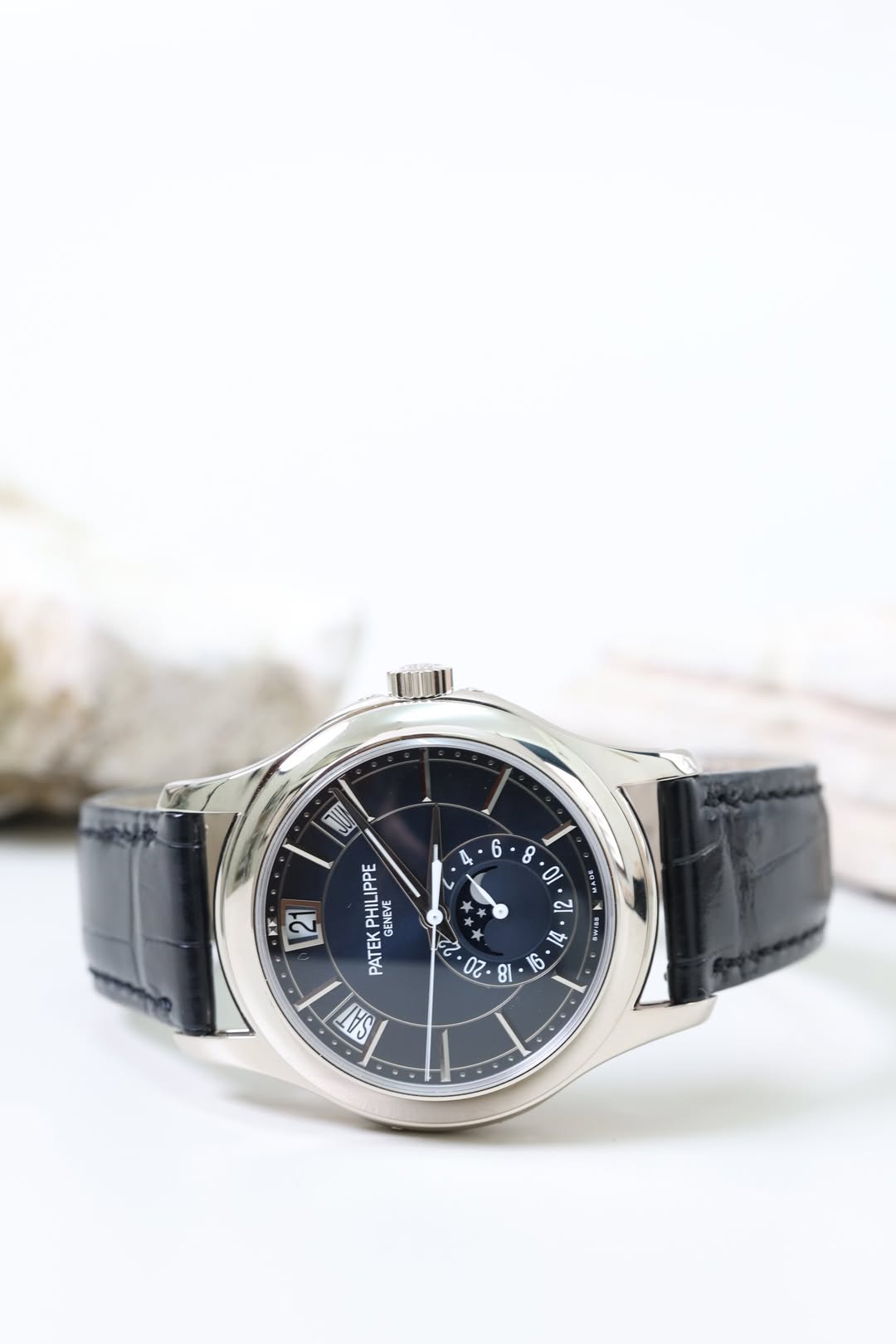 May be an image of wrist watch and text that says '6 8 0 0/ หองพ 2 BELVH +上 רהי Pdd PHILIPPE EVEVE ENEVE GENEVE 격 PATEK a2 ے b ون የዮው'