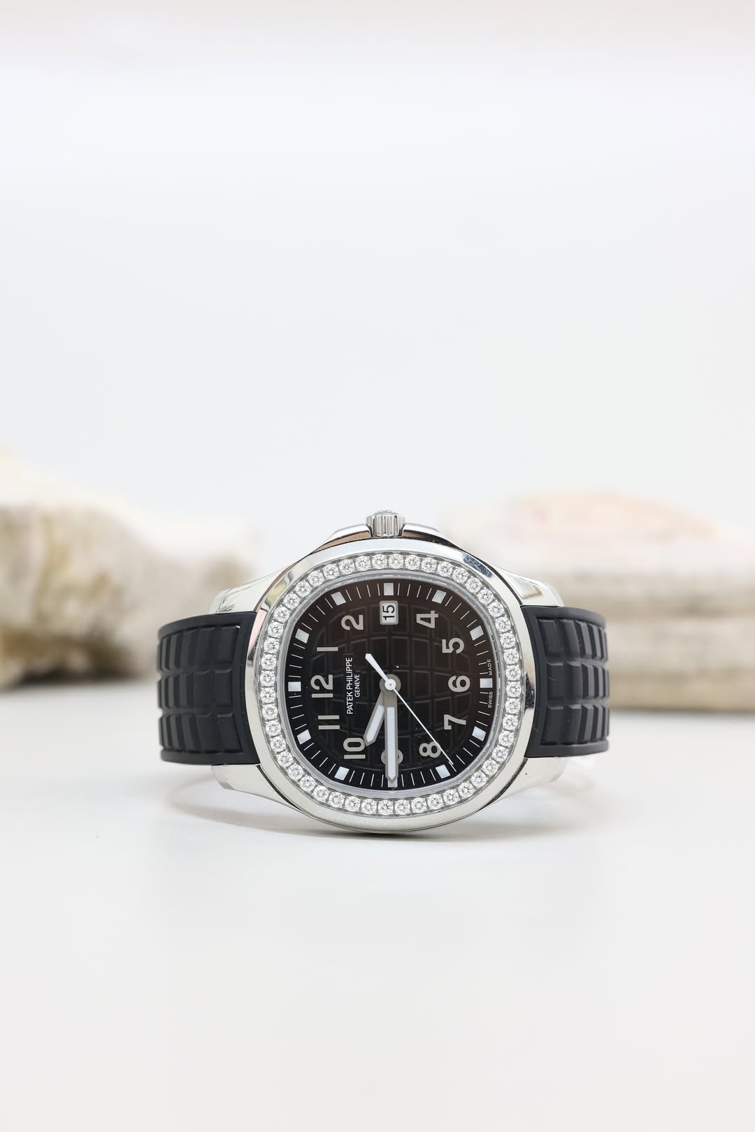 May be an image of wrist watch and text that says 'J i I و 無 5 व " 2 2 ATEKPHU 6 10 L O'