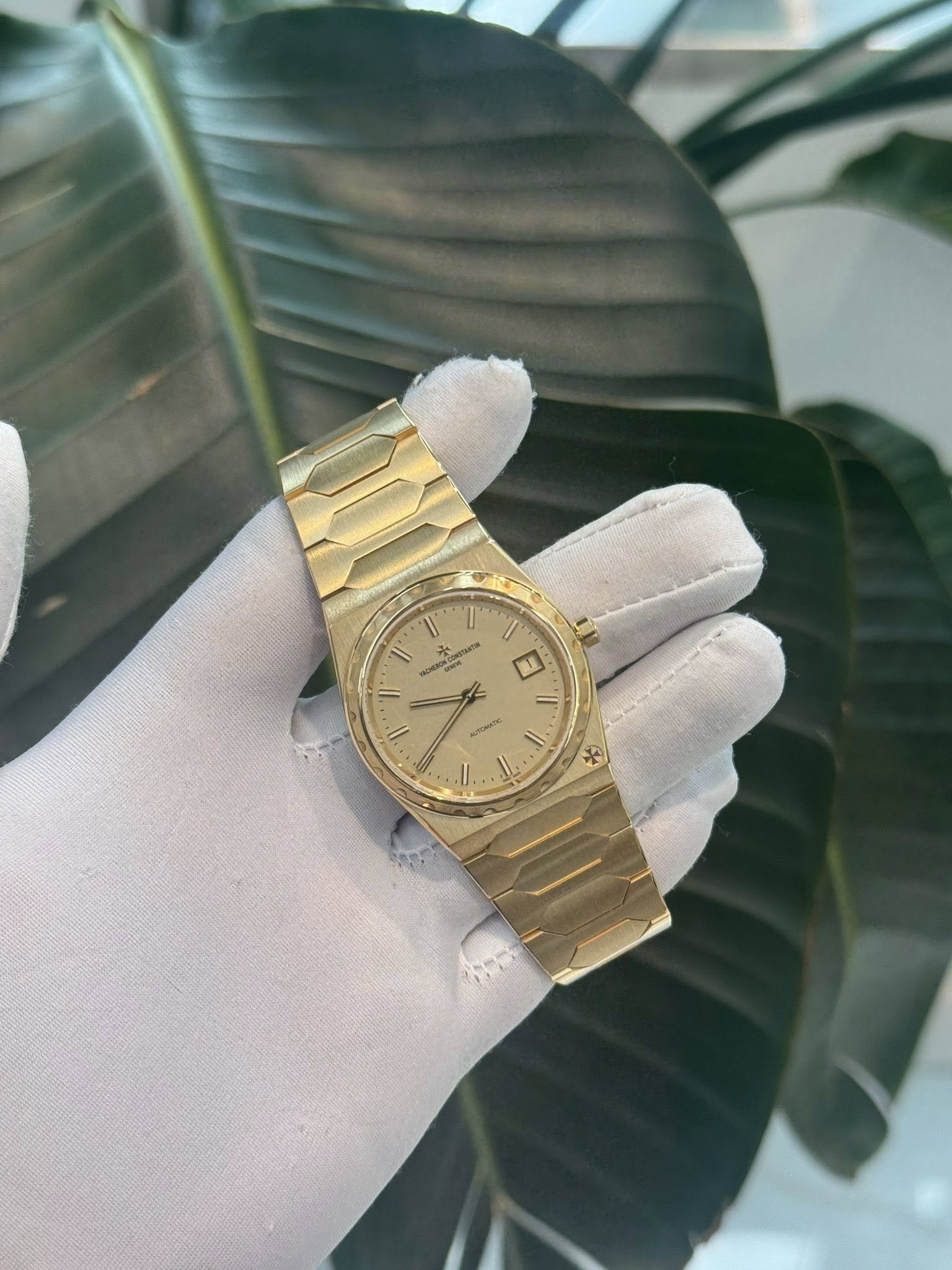 May be an image of wrist watch and text that says 'I II I ١١ F 7 H'