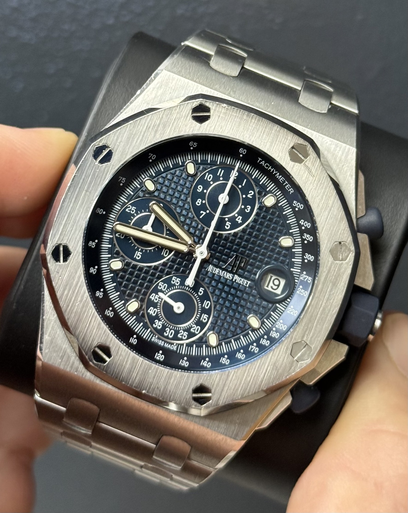 May be an image of wrist watch and text that says '60 1o ACH METER 500 3 ទ AUDEMARS PIGUET : sss MADE 20 li0 '