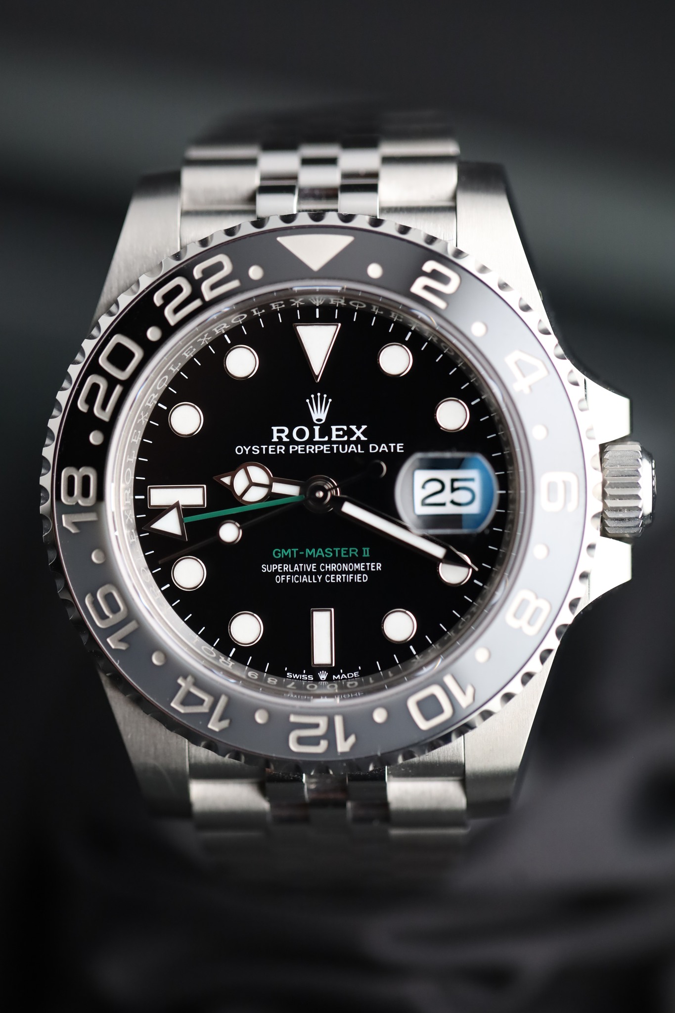 May be an image of wrist watch and text that says ' ROLEX OYSTER PE PERPETUAL OYSTERPERPETUAL RPE DATE 4 25 り GMT-MAST SUPERLATIVECHRONOMETER SUPERLATIVECHR OFFICIALLYCERT…