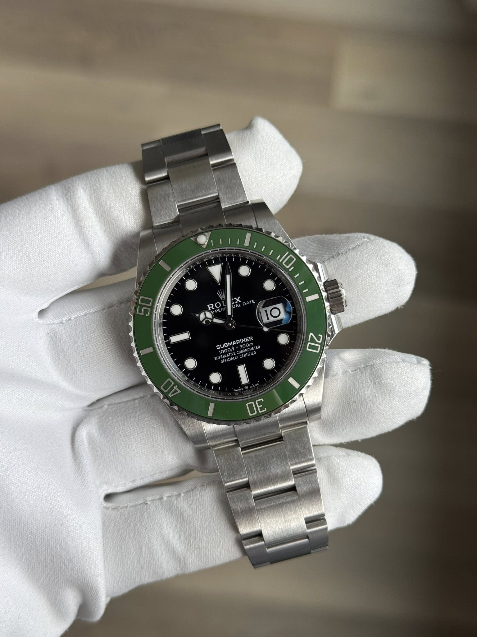 May be an image of wrist watch and text that says '10 1 RO 10 I UBMARINE JBMAR 20 OE'