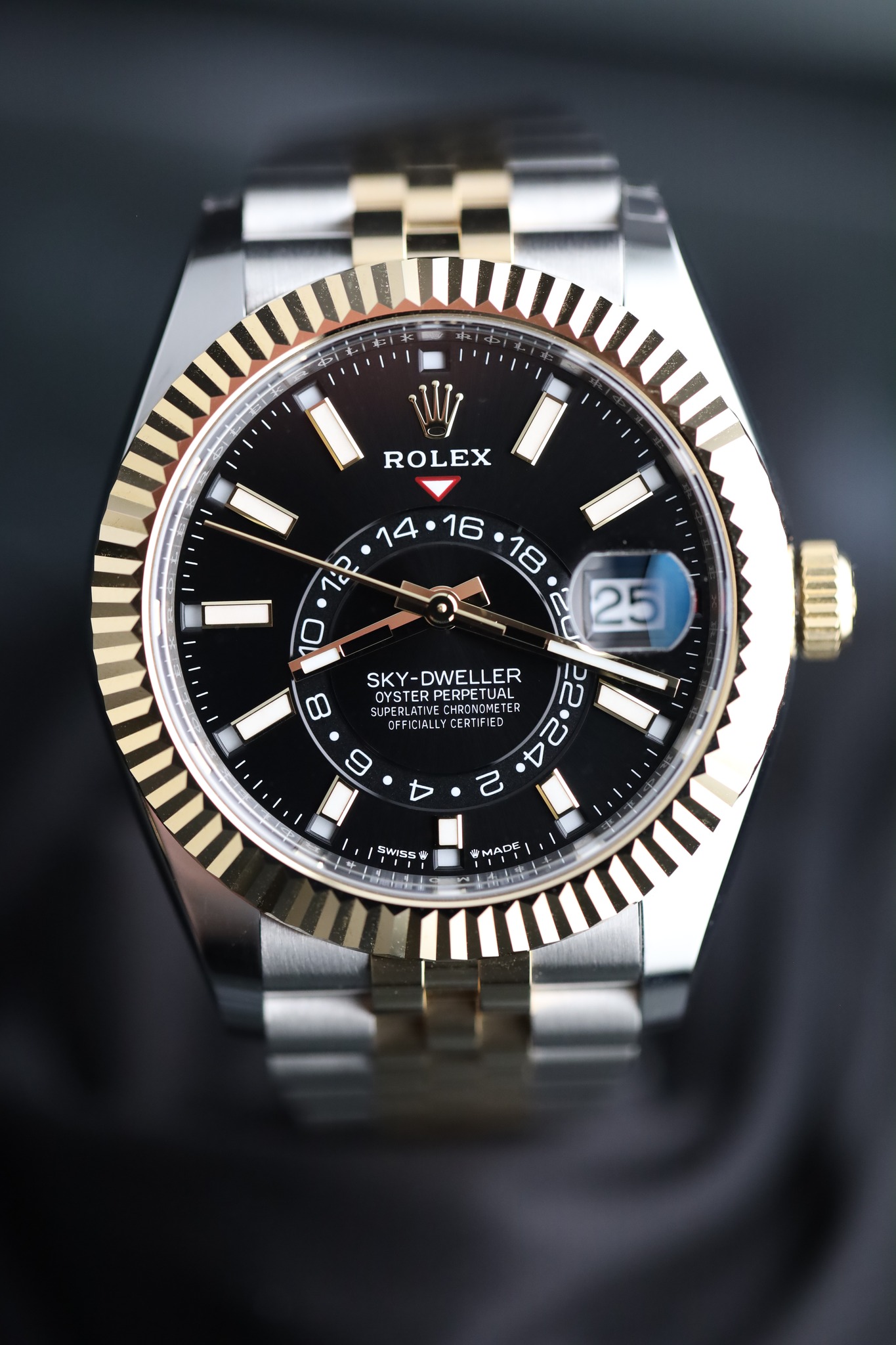 May be an image of wrist watch and text that says '4i Wy ROLEX ٤ SKY- SKY-DWELLER ELLER OYSTER SUPERLATINVE.CHRENOMETER OYSTE PERPET nИOИETEP ETER OYSTERPERPETUAL PERPETUA E…