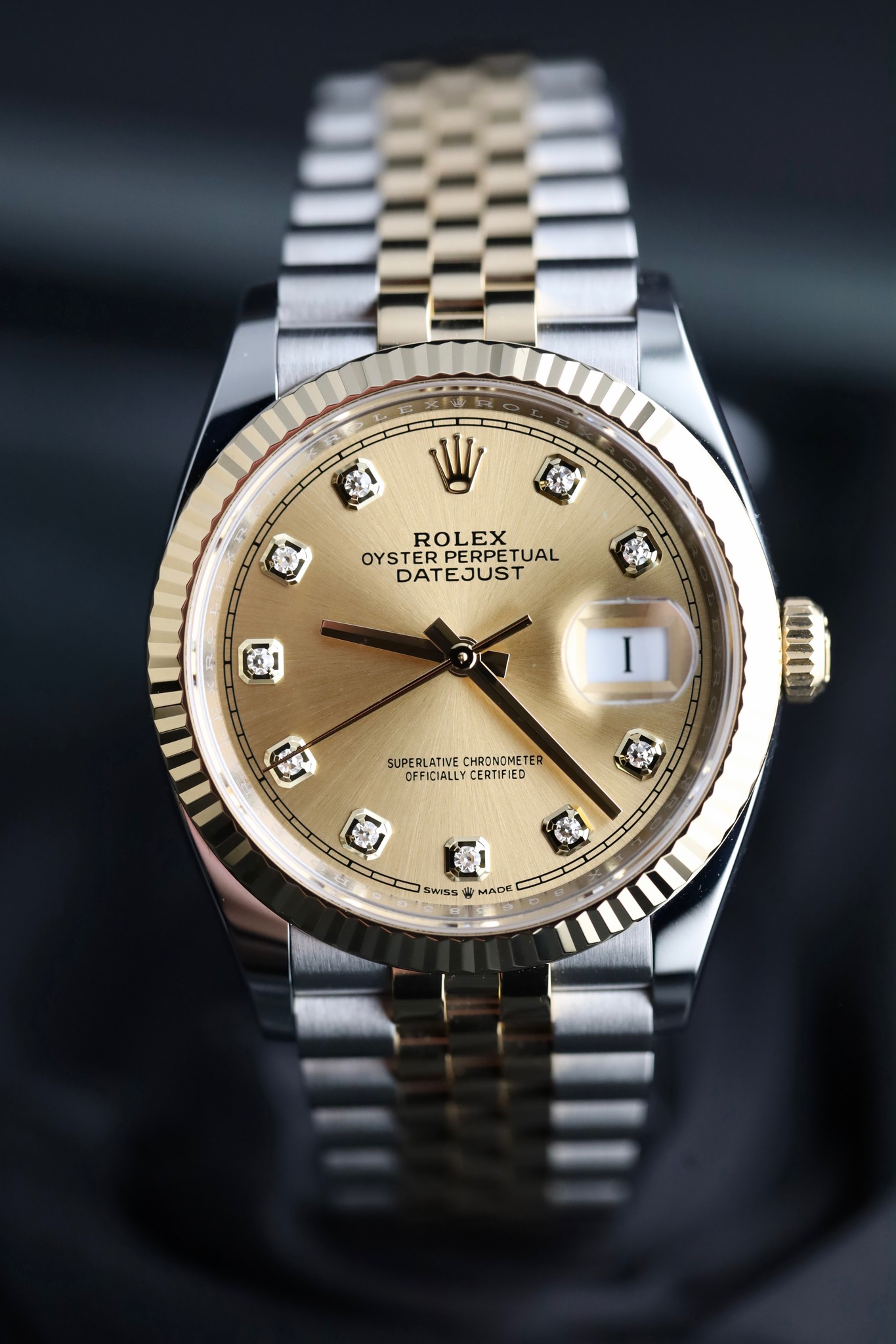 May be an image of wrist watch and text that says 'ROLEX OYSTERPERPETU TUAL OYSTER DATEJUST I SUPERLATIVE SURLALL ATIVE CHRONOMET ER OFFICIALLYC CERTIFIED MERECO ရင်မ T سلام…