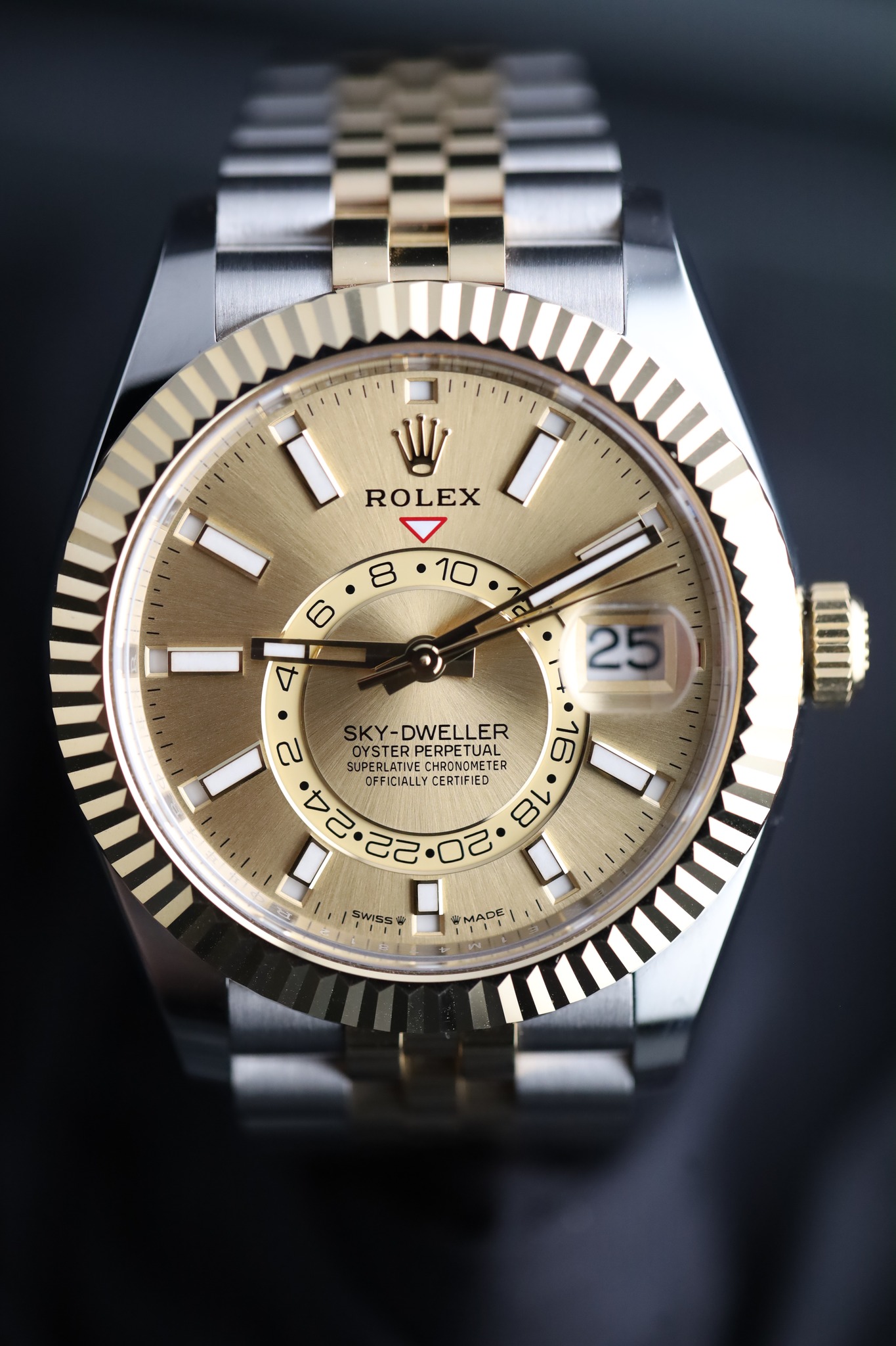 May be an image of wrist watch and text that says 'ROLEX 8 10 6 ! 25 ល SKY-DWELLER KY- OYSTE OYSTERPERPETUAL PERPET PERPETUAL ETUAL 16 SUPER SUPERL SUPERLATIVE CHRONOHETE ETER ER 4…