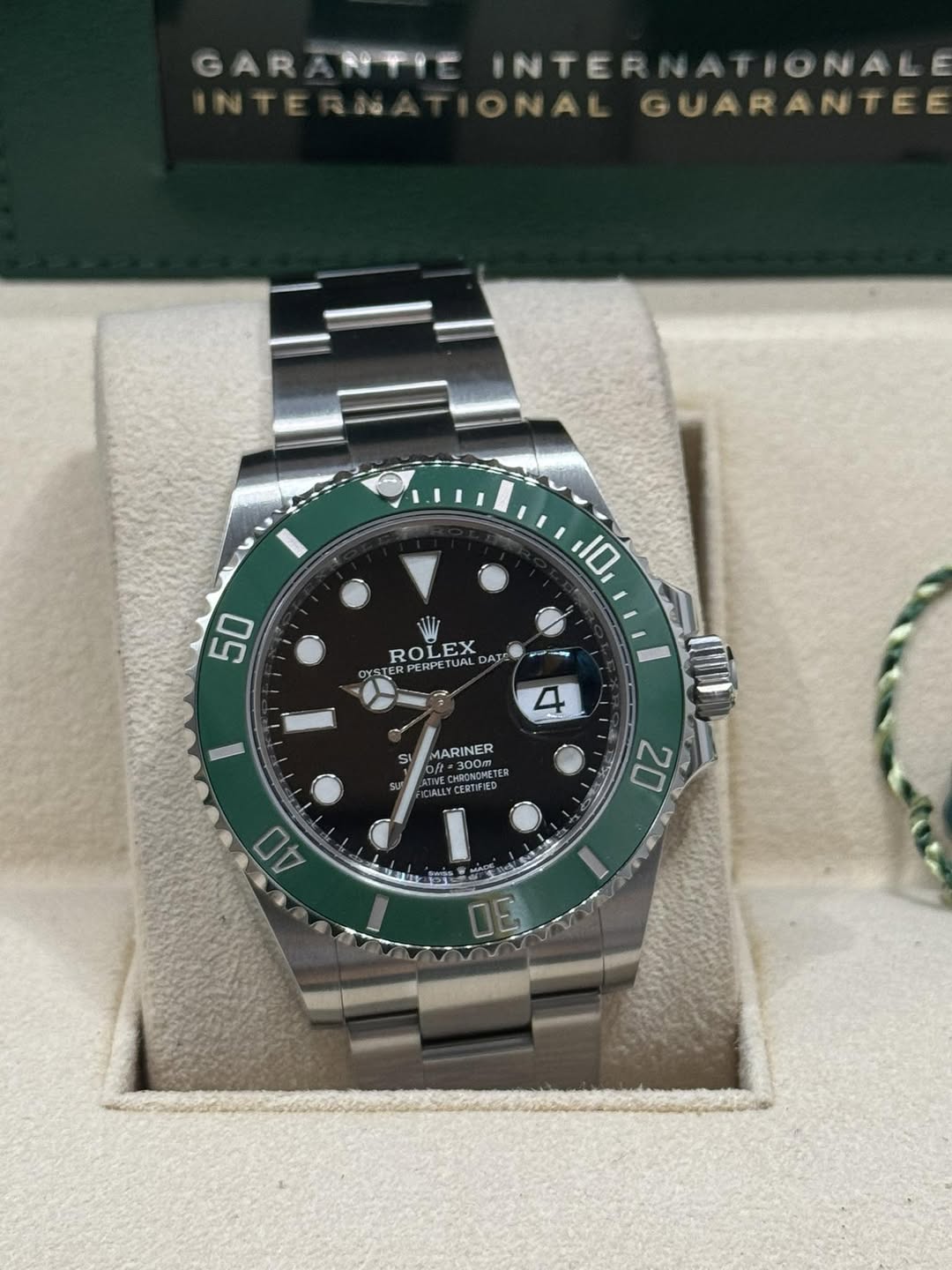 May be an image of wrist watch and text that says 'GARANTIE .နထဖ- GAR INTER ATIONALE ONAL GUARANTEE 10 50 ROLEX PERPETUAL PERPE ROLEX DAI- STUA YSTE TEK ER I 4 SI S MARINER NER…