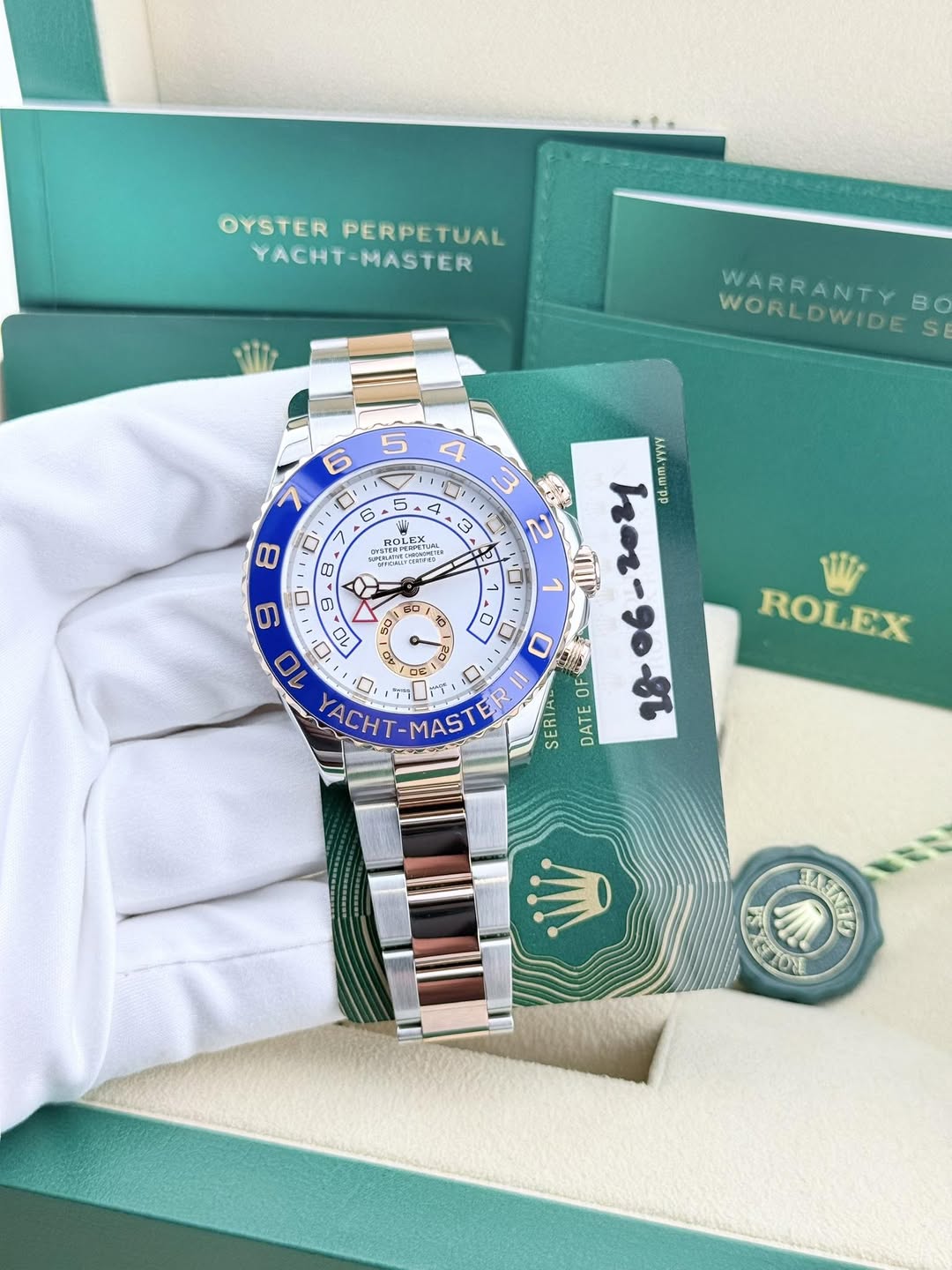 May be an image of wrist watch and text that says 'OYSTER OYSTERPERPETUAL PERPETUAL YACHT- YACHT-MASTER WARRANTY B WORLDWIDE S REERRTR HOLE NRINNN .祭 B F 9 ១០ O ሆን ROLEX SERIAS…