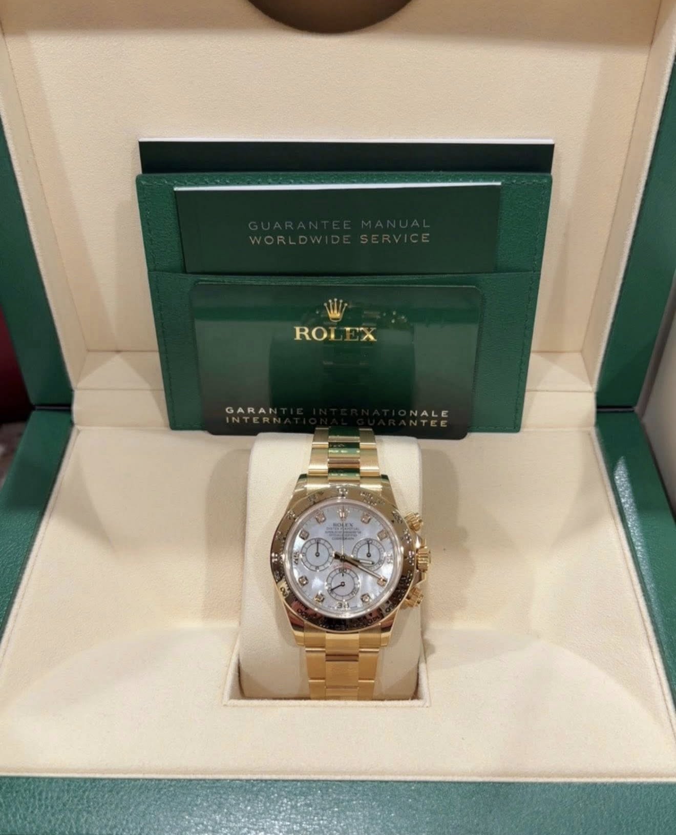 May be an image of wrist watch and text that says 'ROL ROLEX OX GARAN 時 1t O 6'