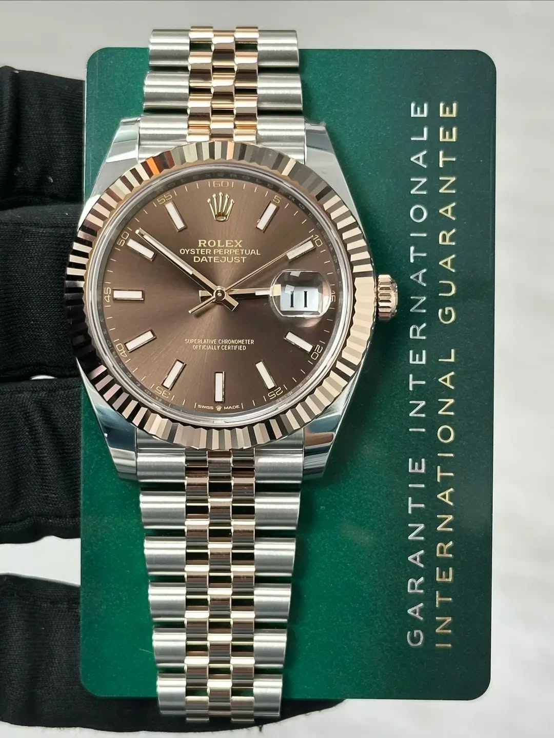 May be an image of wrist watch and text that says ' ROLEX OYSTER YSTERPERPET PERPETUAL ETUAL DATEJUST DATE EDUST 45 40 CHKOHOmETE TER TEPALYCERTIFIED SWeSs MADE ผ 2 10 11 ரமழ்…