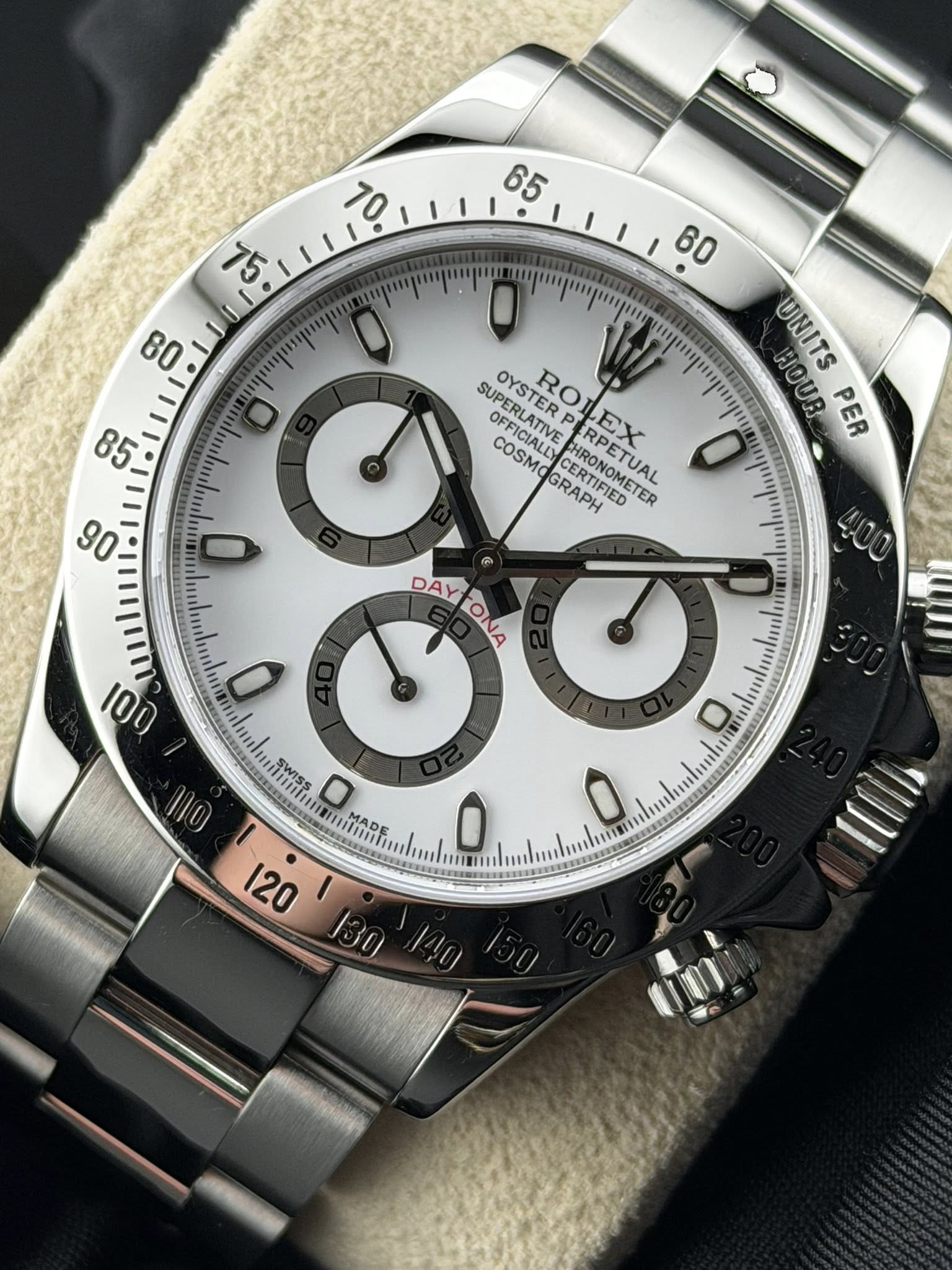 May be an image of wrist watch and text that says ' जे ጣ.ሞሞ 80 UNITS SUPERLATIVE SUPEDIER OYSTERF OYSTRO ROI งบ PER 5 wup...... 0 COSMO OFFICIALLY OFFIOTIVE PEREAIN ICIALLYCERTIF…