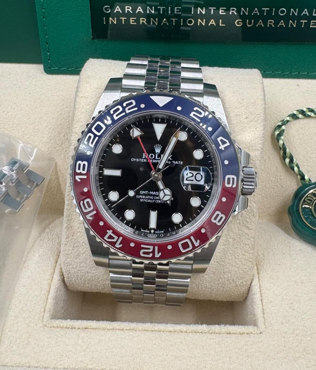 May be an image of wrist watch and text that says 'ARANTIE INTERNATIONA INTERN INTERNATIONAL NTERNATIONALGUARAN IONAL GUARANTE NTERNA 2022 20 방 22 ROL 18 OYS ER 2 4 K RATE 20 i GMT…