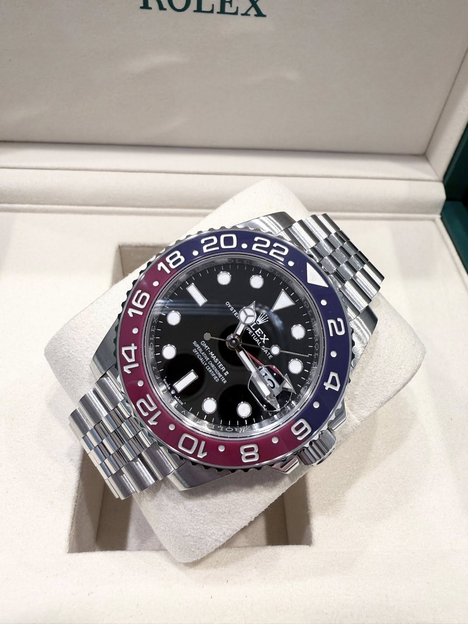 May be an image of wrist watch and text that says 'A OYSTER PETUAL EX X 2 GMT CERTRRO CNONOIE ERE MASTERE 14 တ 12 10 4 حنن A 6 8'