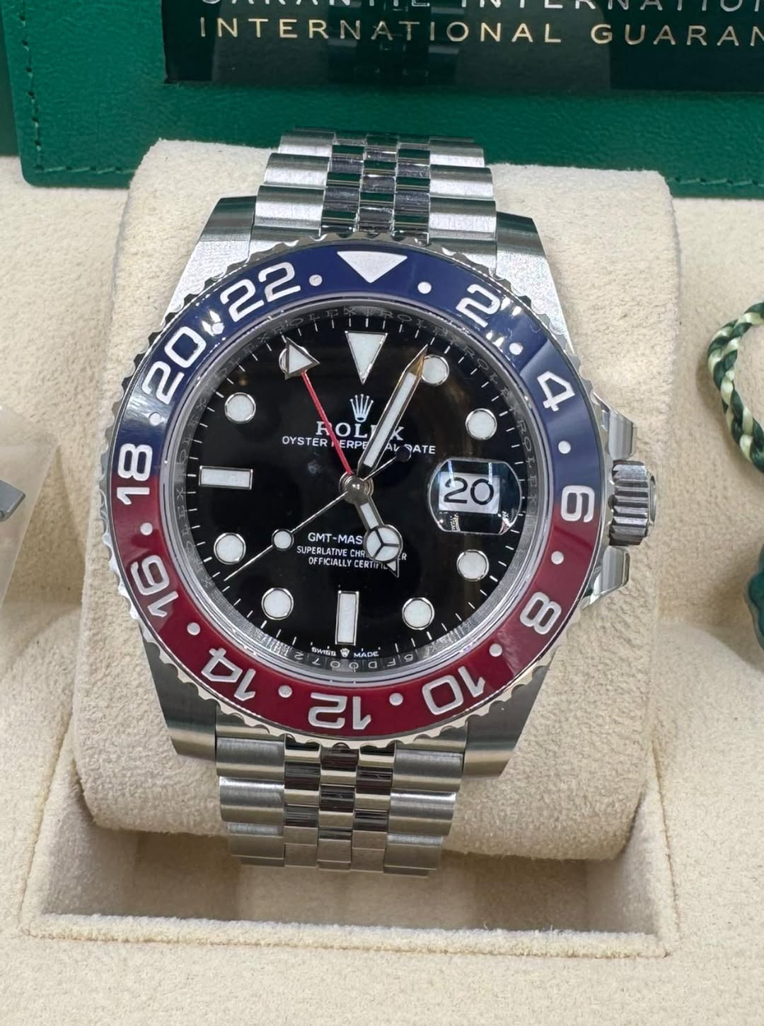 May be an image of wrist watch and text that says 'INTERNATIONAL ONAL GUARAN NTERNA R OL 18 OYSTER ERPE 4 K AV RATE 20 H لوم GMT GMT-MAS MAS SUPERLAT ECHR CHR OFFICIALLY CERT 6…