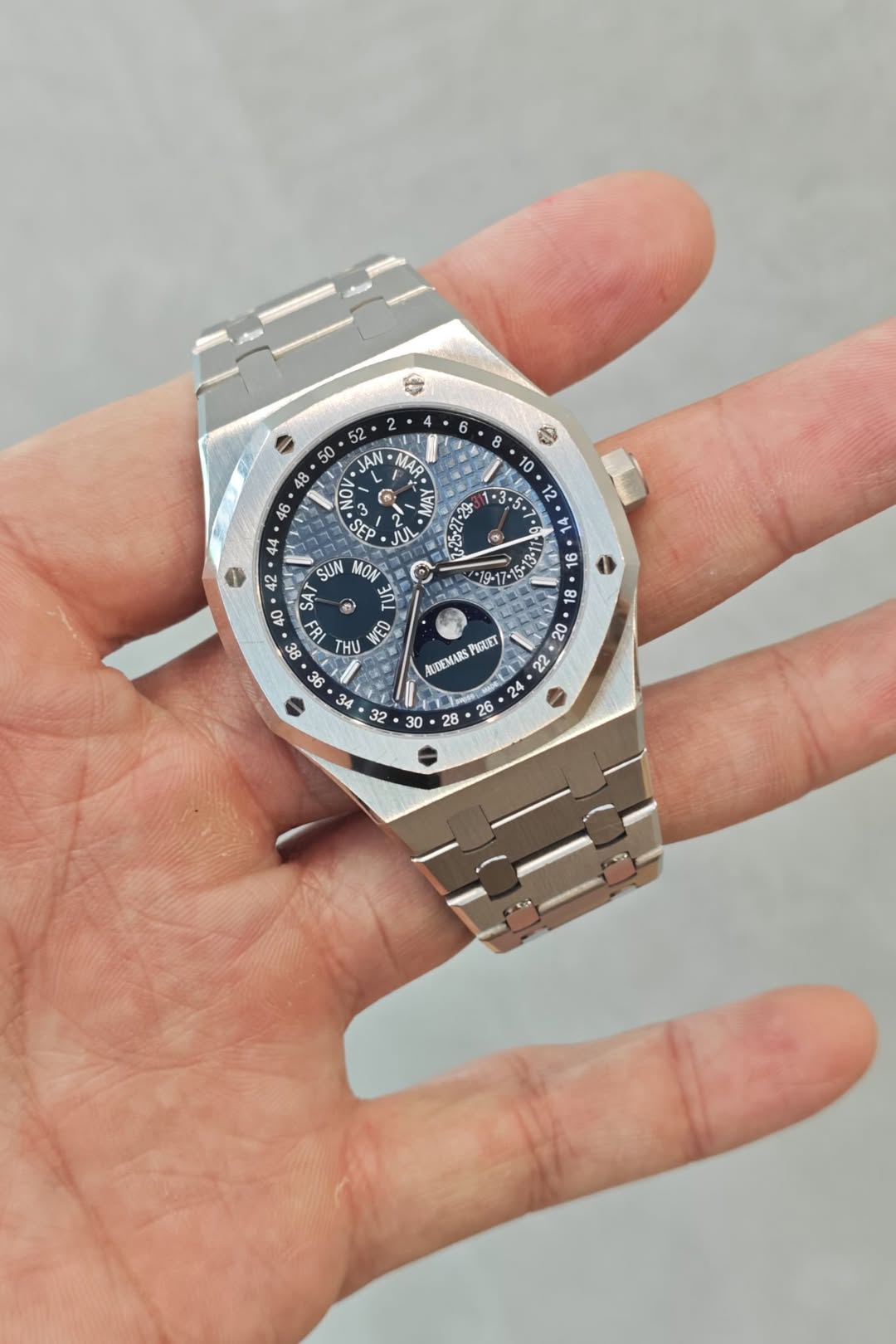 May be an image of wrist watch and text that says ' S A6 3 ባ EP 44 SUN MOM נחד 8 P A 10 И 14ぶゃ27・2g 3:5 12 か R THU PIGUET ARODEMARS'