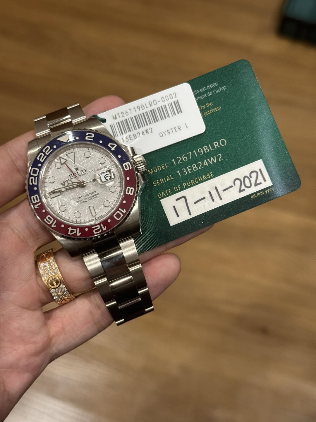 May be an image of wrist watch and text that says 'be est idatée datée l'achat mant the purchase 2 EX ピス حك 6 0M7-MAGTER2 ONASTER2 OPpINDonO M126719BLR0-0002 R0-0002 M126719BL…