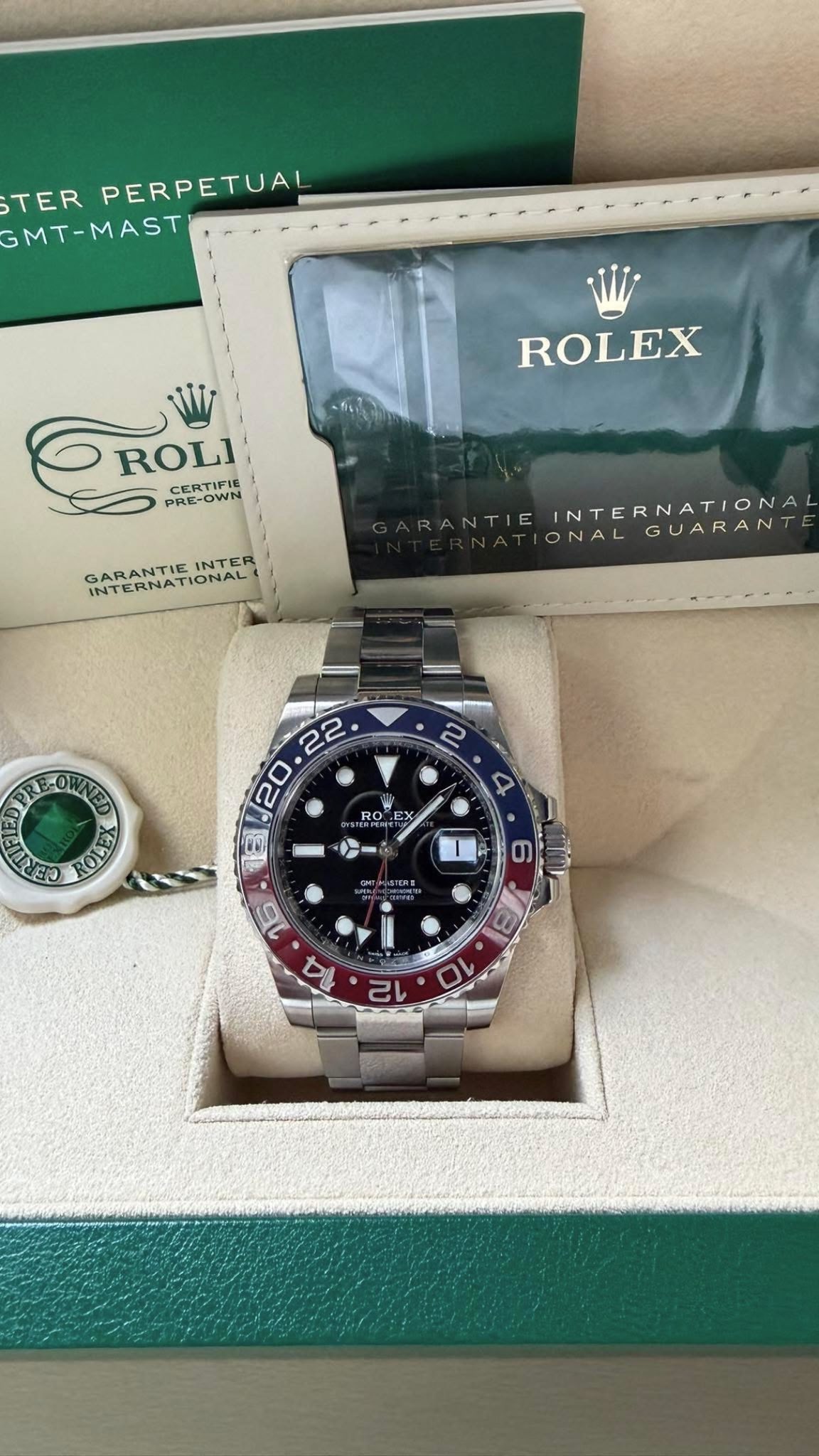 May be an image of wrist watch and text that says 'TER PERPETUA! MT-MAST ROLEX ROLI' CERTIFIE PRE-OWN GARANTIE INTERNATIONA IMPERNATIONAL ONAL INTER INTERNATIONA TIEINTERNAARANT…