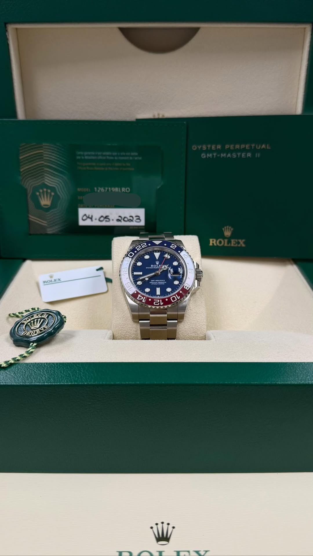 May be an image of wrist watch and text that says ' ર 香 2E O ® 2A X0 2 ROLER X - ים ረ ก 0 0 2 2 CEN AY 한국'