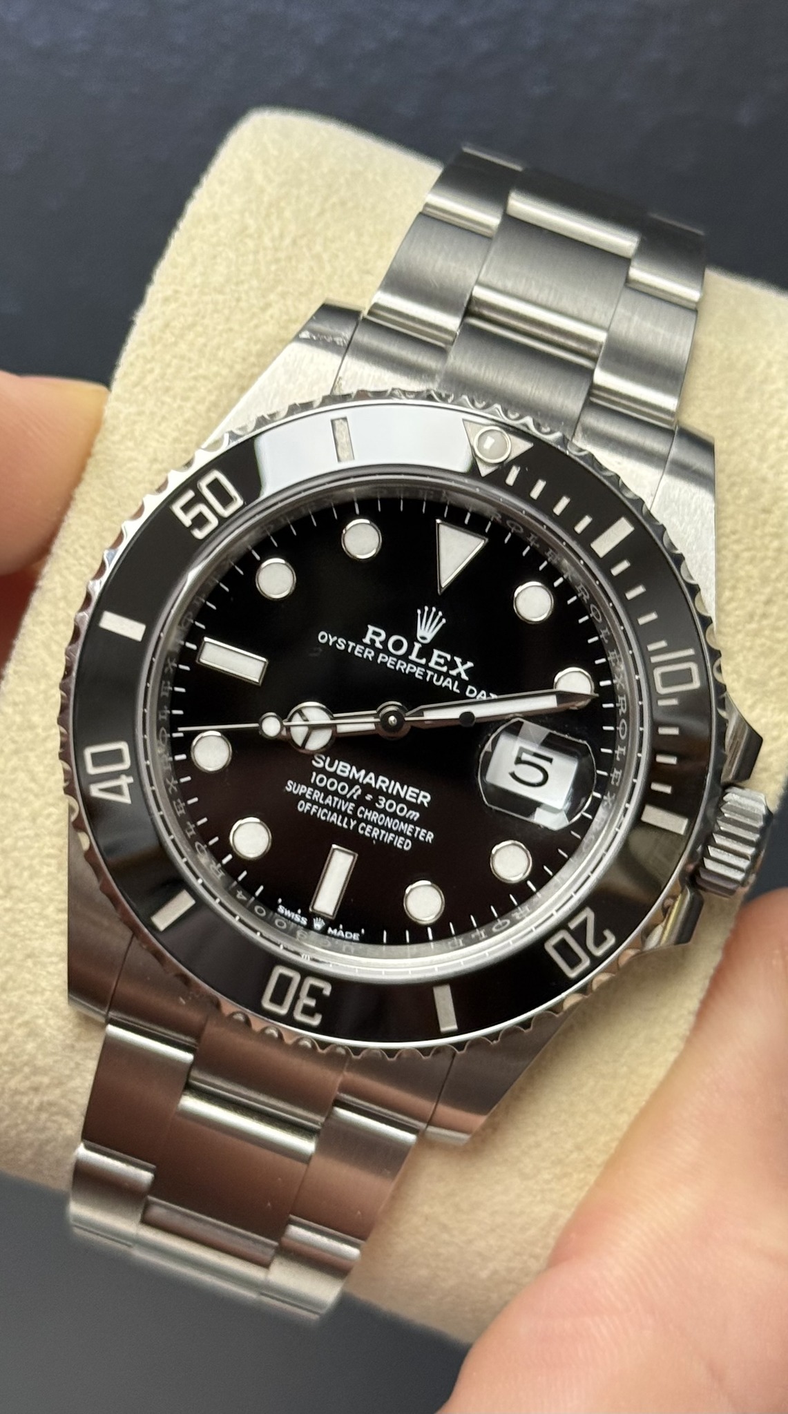 May be an image of wrist watch and text that says '50 OYST YSTERP ER ROLEX ROL R ERPE TUAL DA 40 10 UPERLATIVE SUPERLATIVE 1000f= 10002 SUBMARINER 300m OFFICIALLY CHRONOMET…