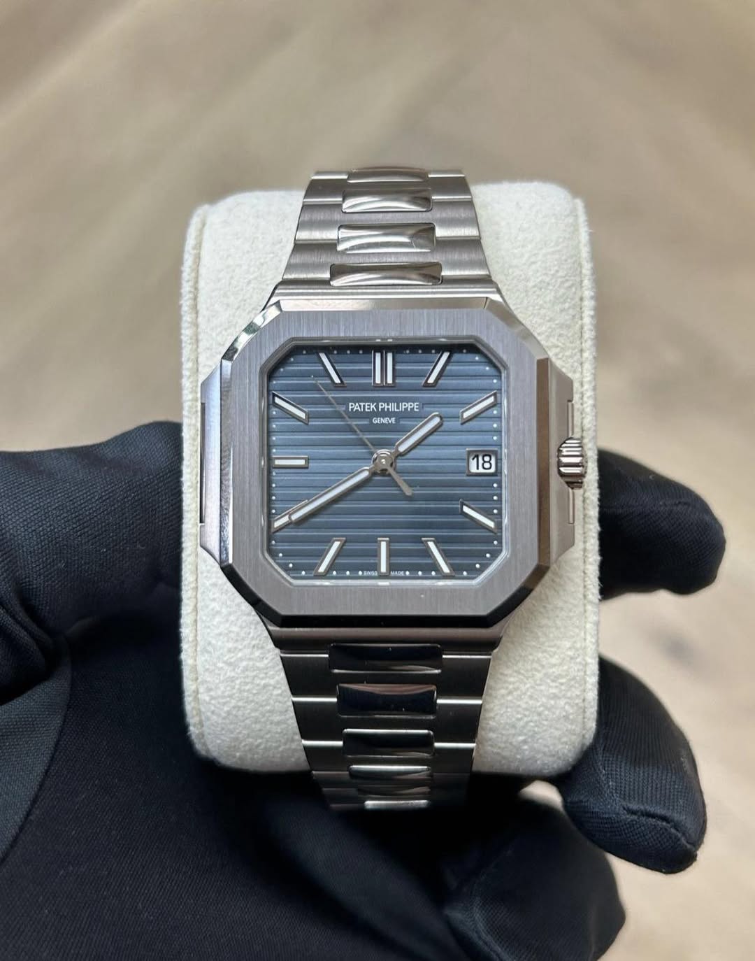 May be an image of wrist watch and text that says '۱۱/ PATEKPHILIPPE PATEK PATEKPHILIPPE PHILIPPE GENEVE 18 اـ #aжR BER *'